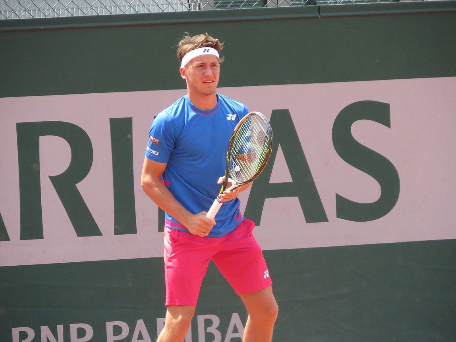 Casper Ruud på en tennisbane med racket i hånda