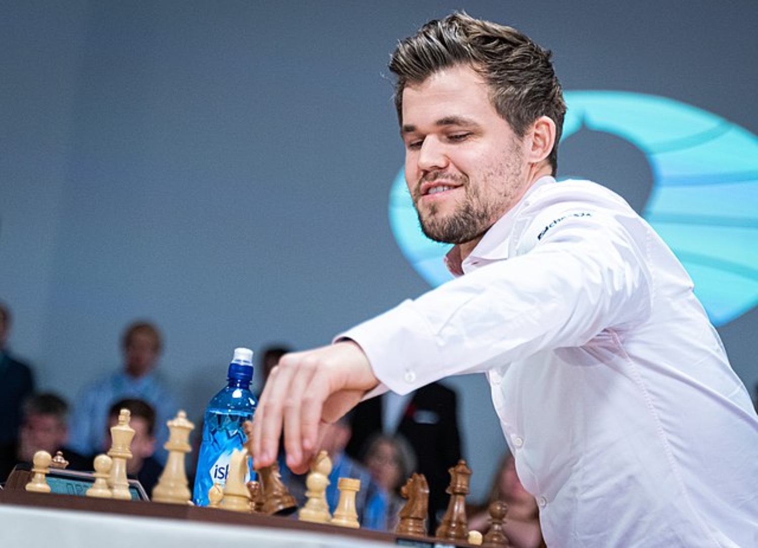 Magnus Carlsen flytter sjakkbrikker