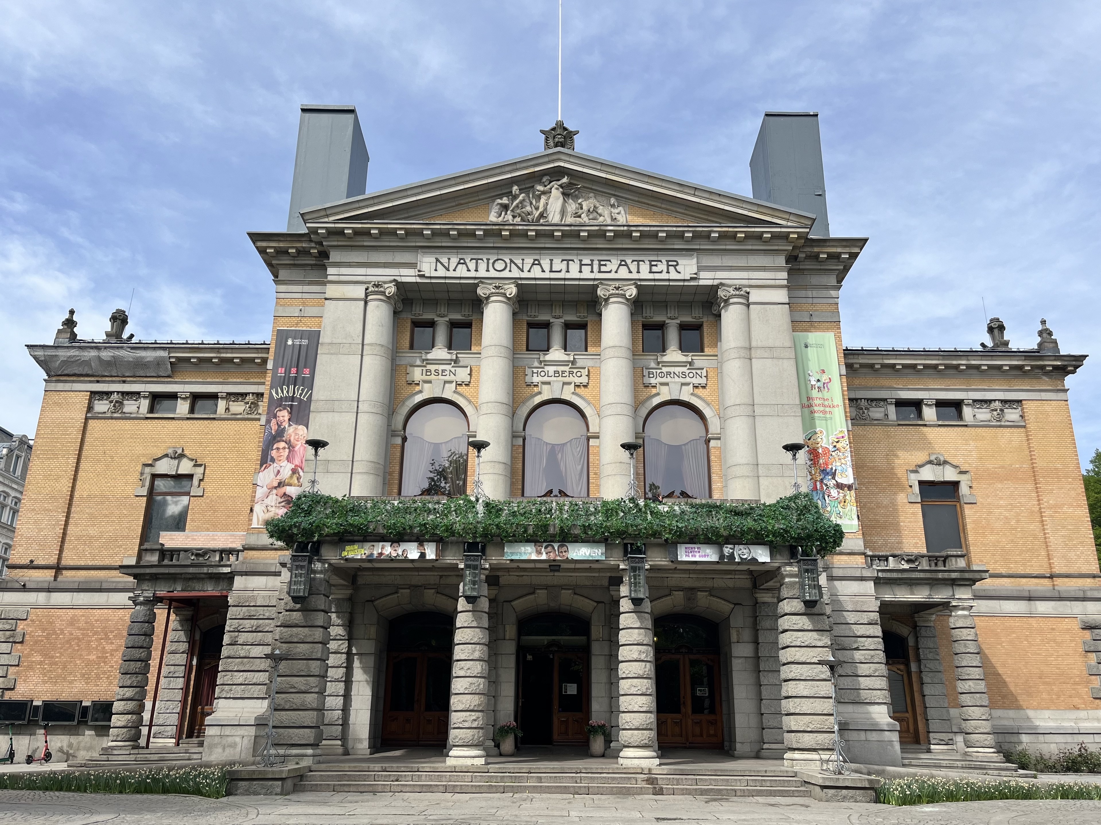 Nasjonalteateret fra inngangssiden