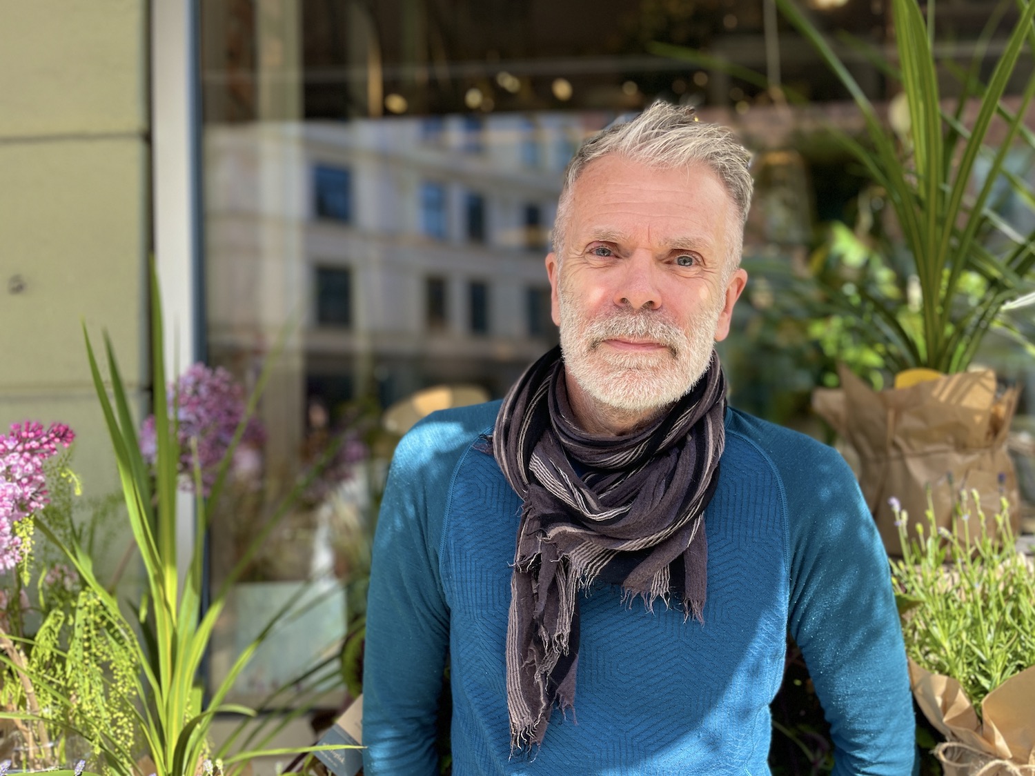 Tore Winther utenfor sin butikk med et seriøst blikk