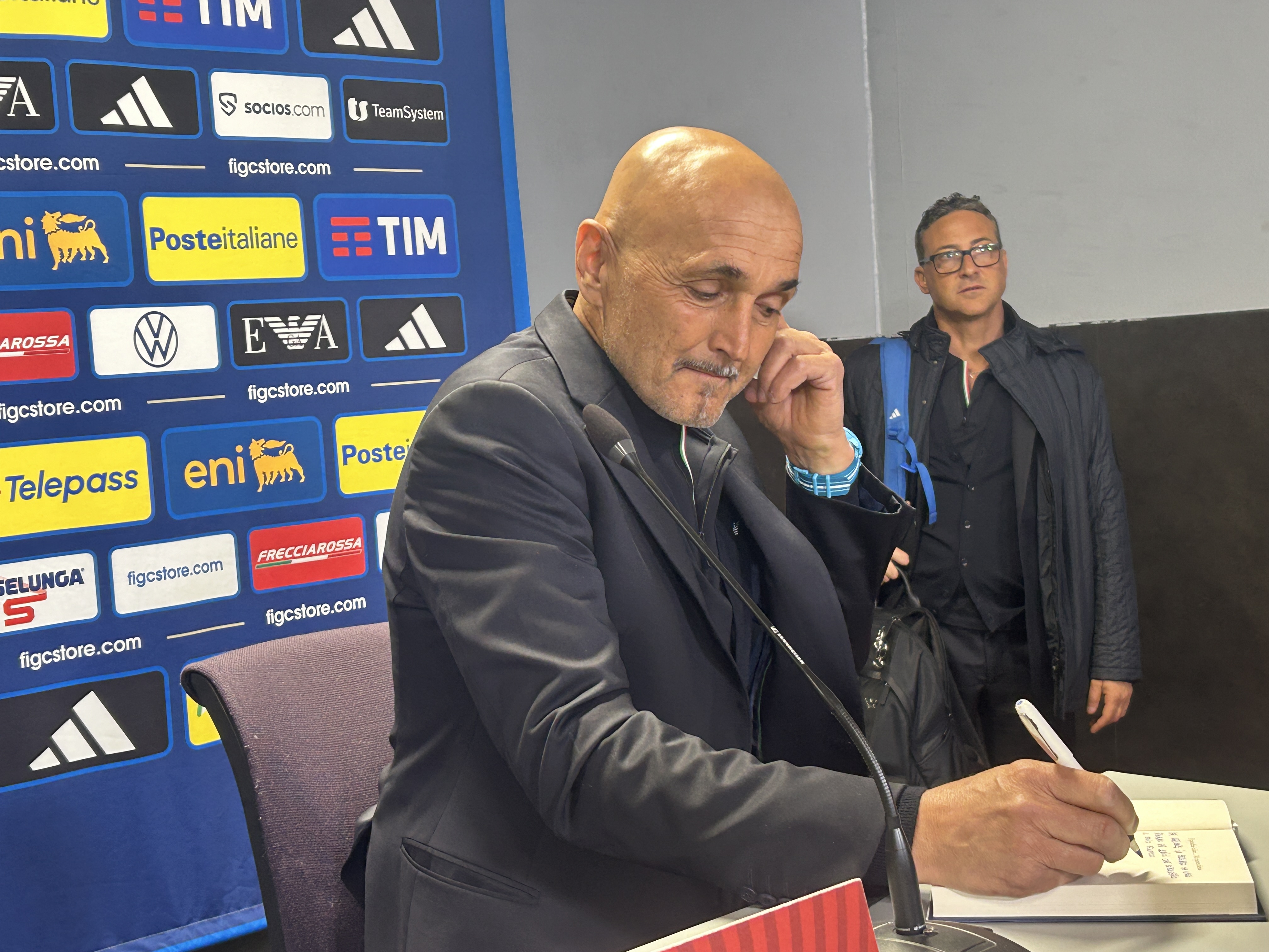 Spaletti skriver en hilsen til en fan