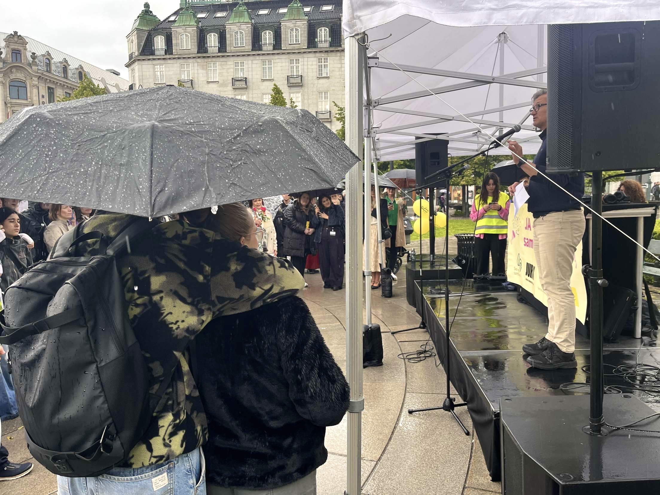 Mennesker som lytter på talene.