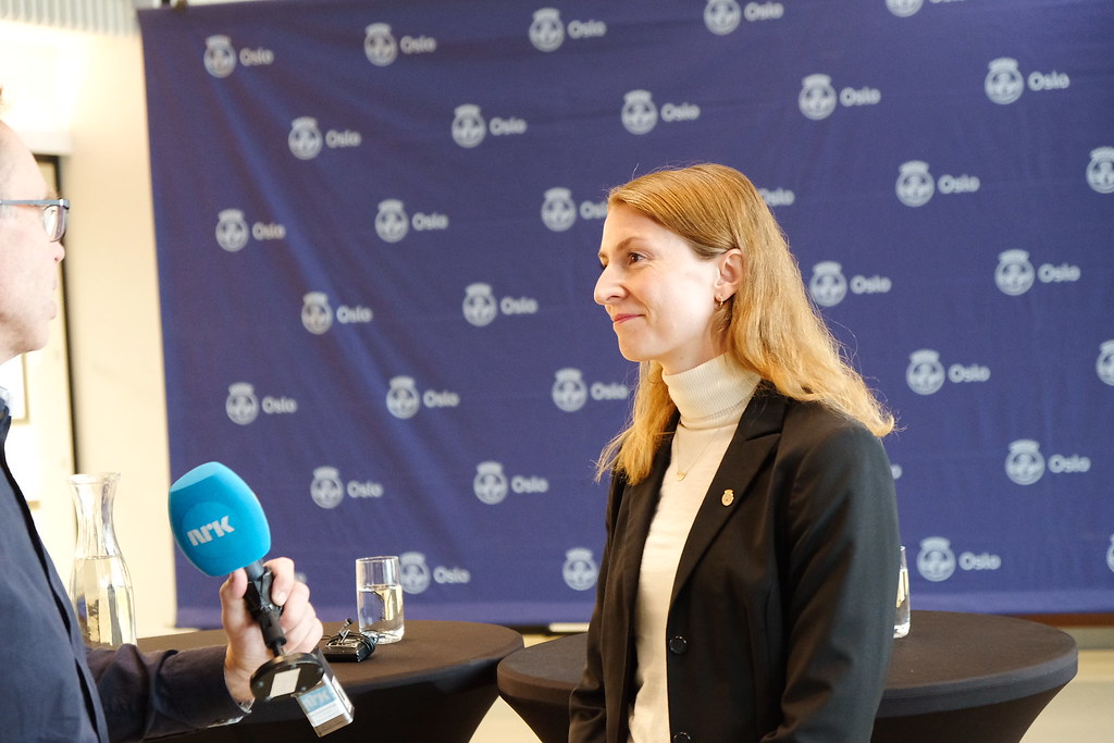 Sunniva Holmås Eidsvoll smiler til en journalist fra NRK