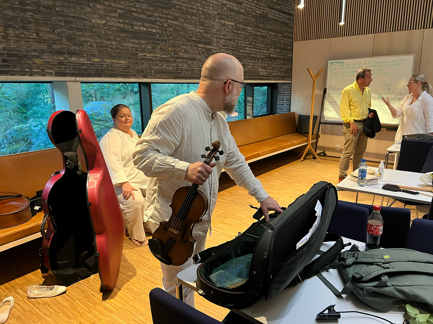 Ssens Trio er ferdige med forestillingen og pakker ned instrumentene sine backstage