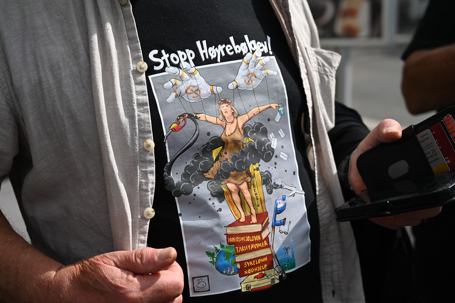 en mann med en tskjorte hvor det står "stopp høyrebølgen"