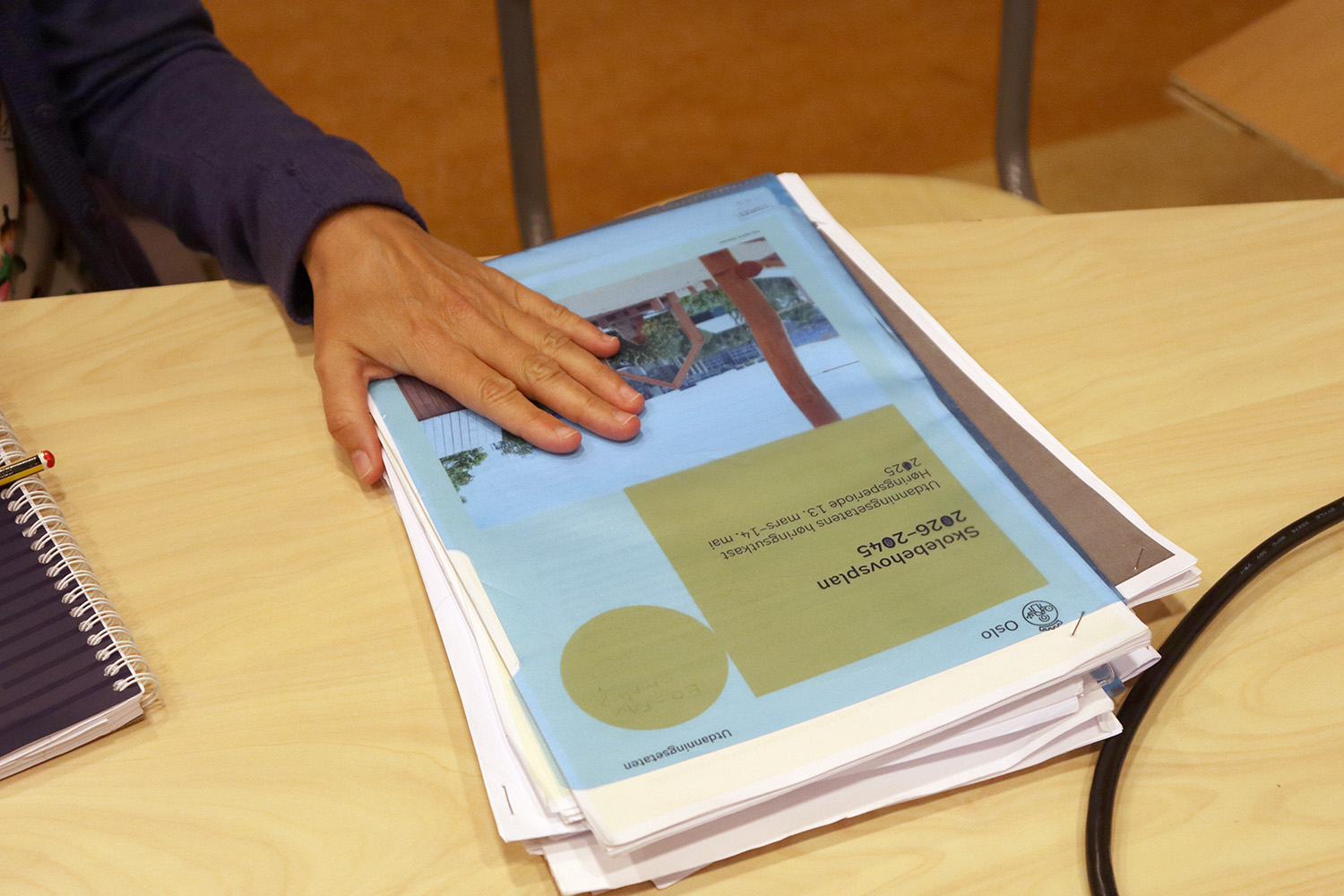 Forslag til ny skolebehovsplan ligger på et bord