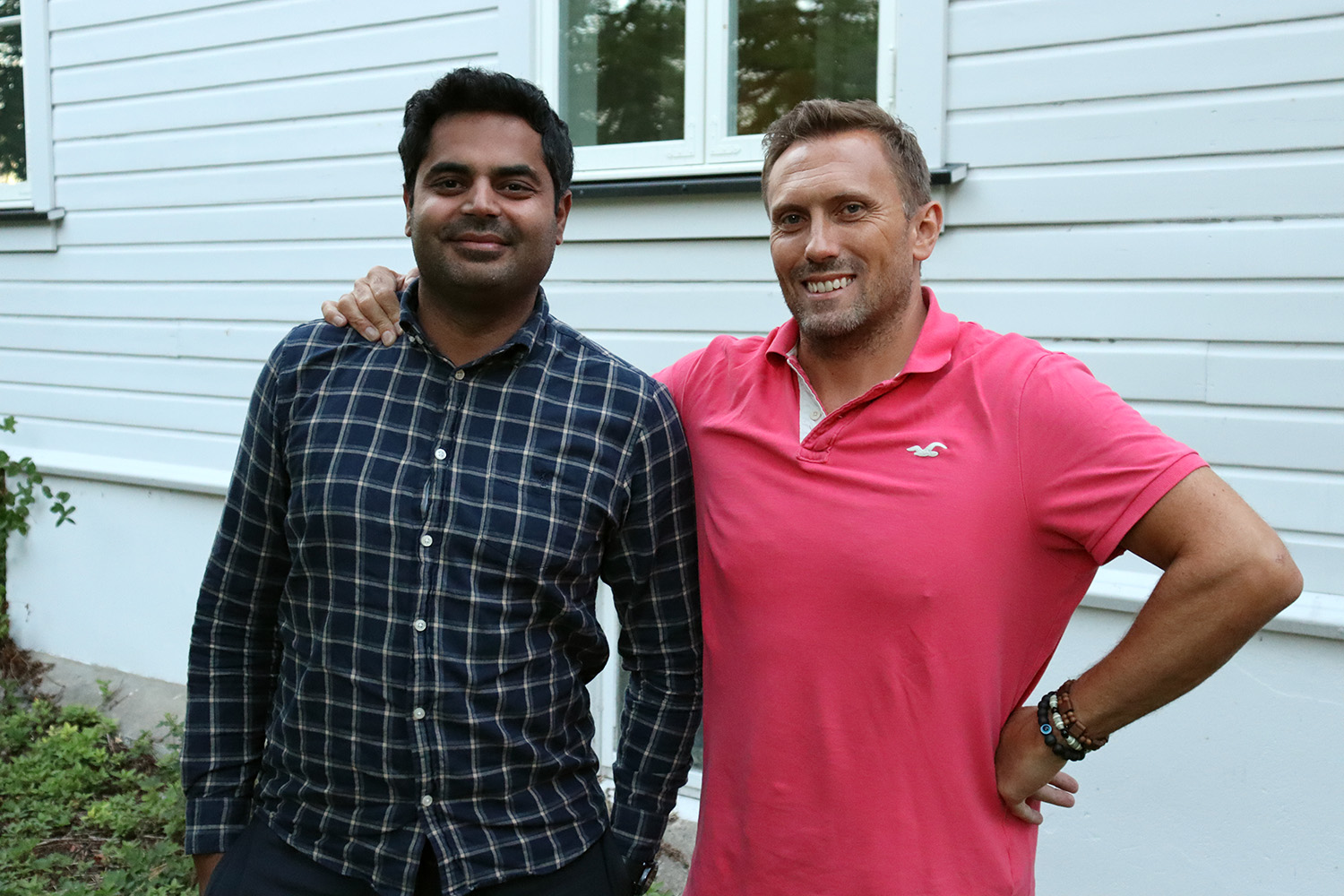 To foreldre smiler mot kamera