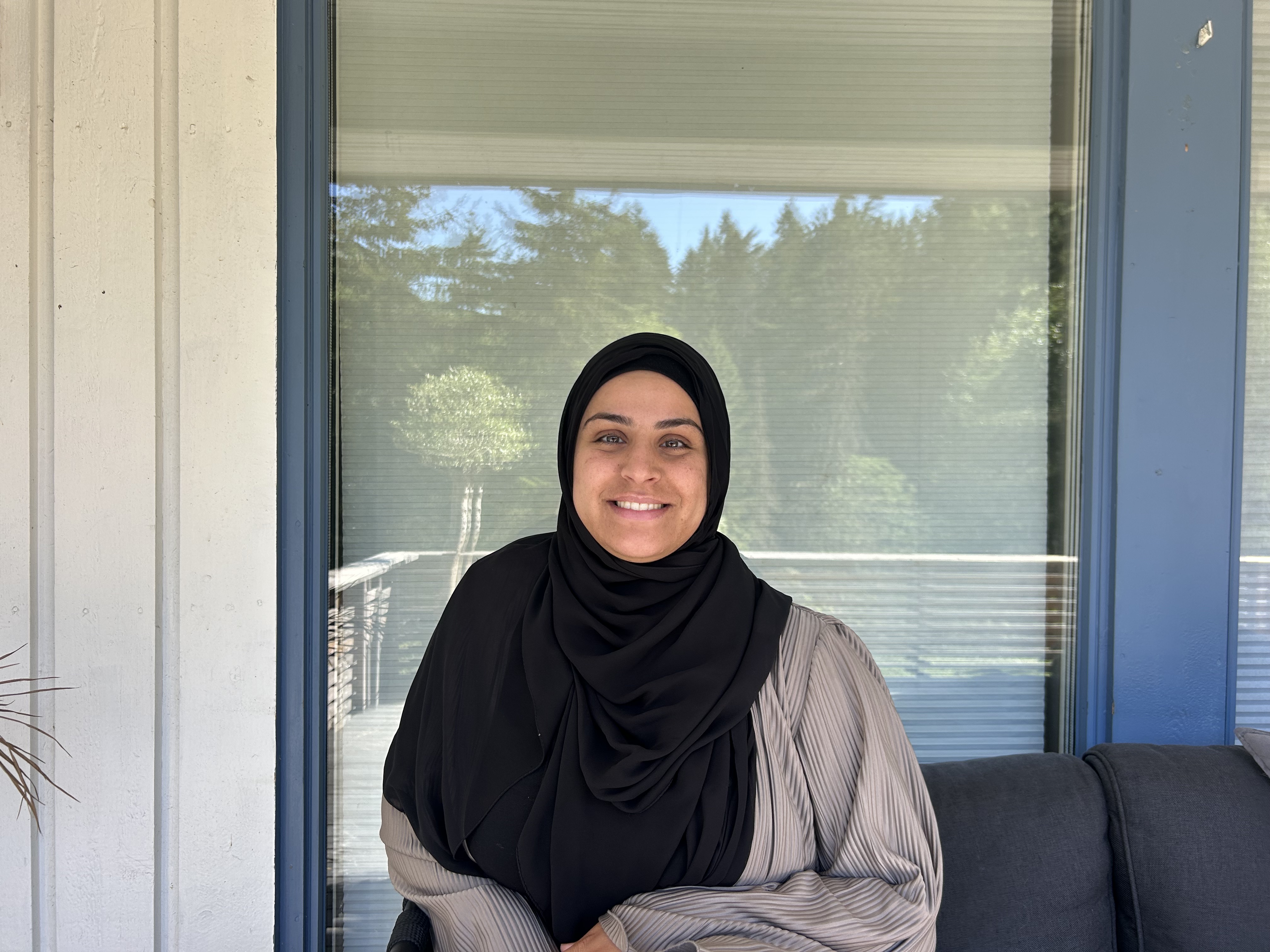 fatima fra ryddehjelperen som står foran ytterdøra