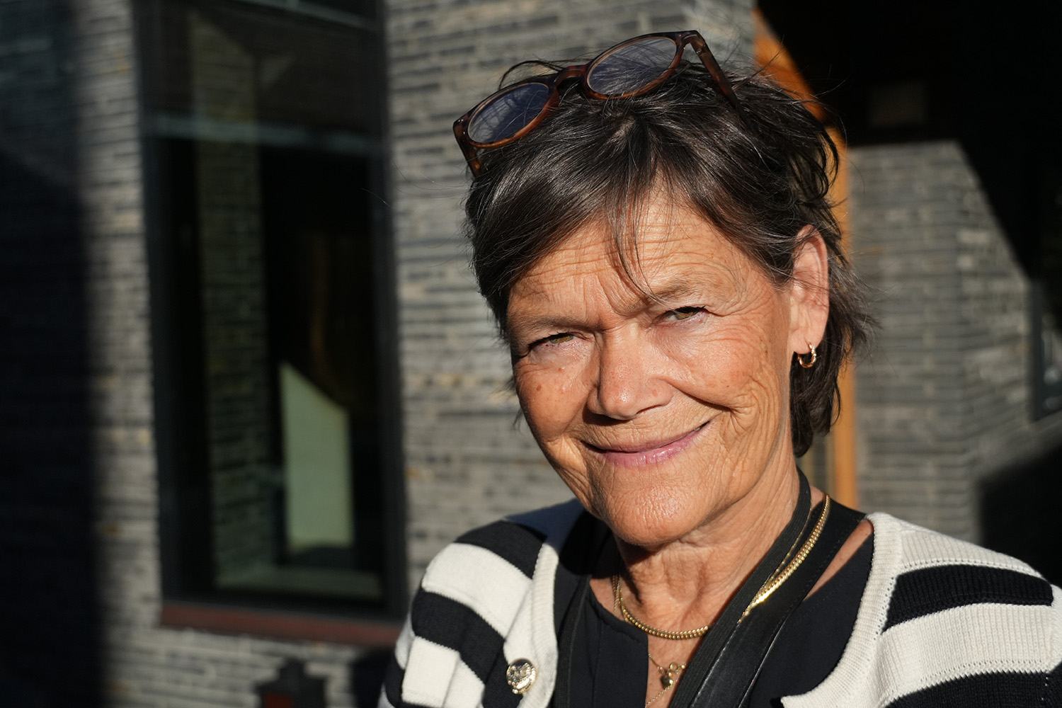 Daglig leder for Kammermusikkfestivalen smiler mot kamera med sol i ansiktet