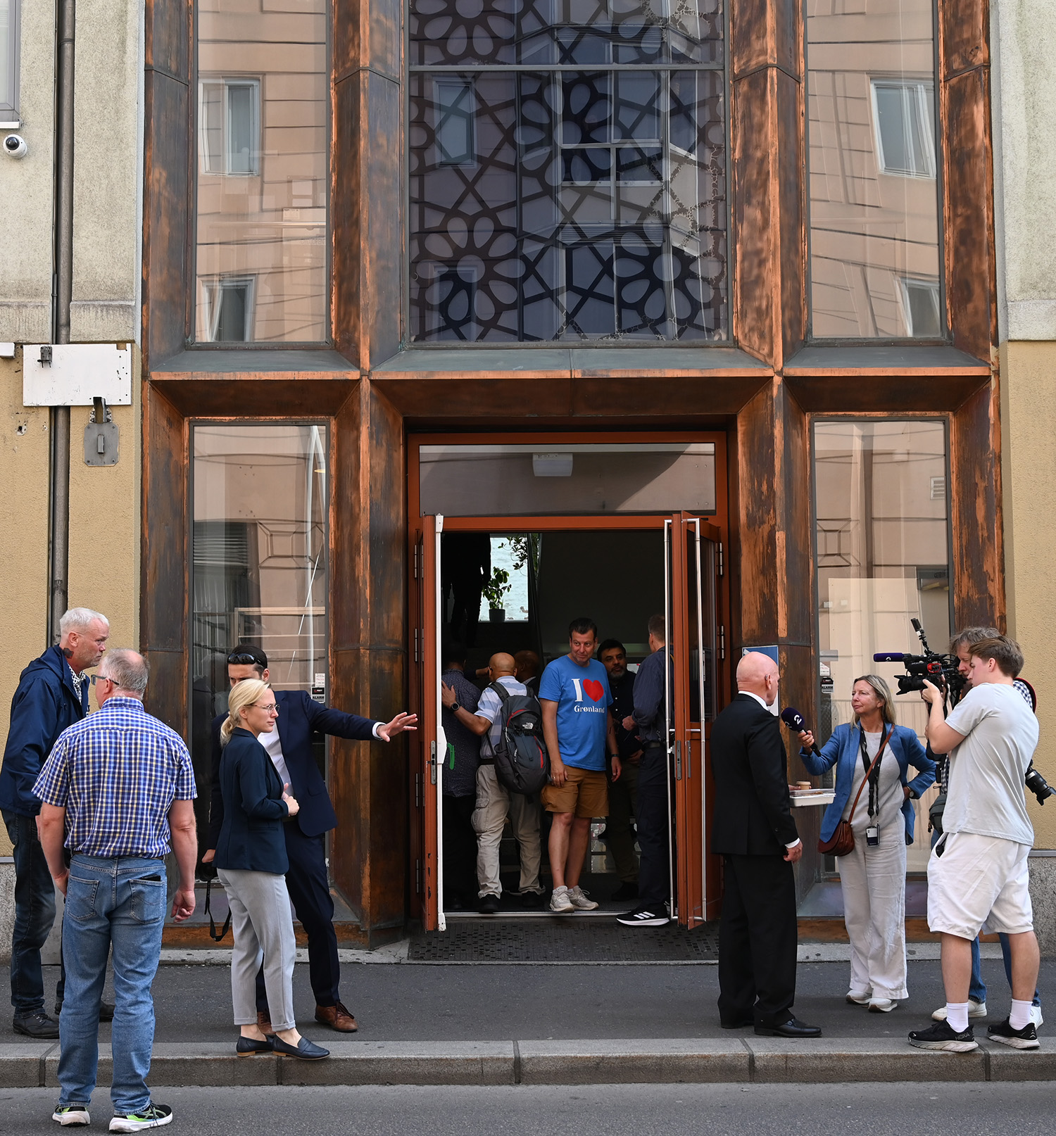 presse, politikere, politi utenfor en moske