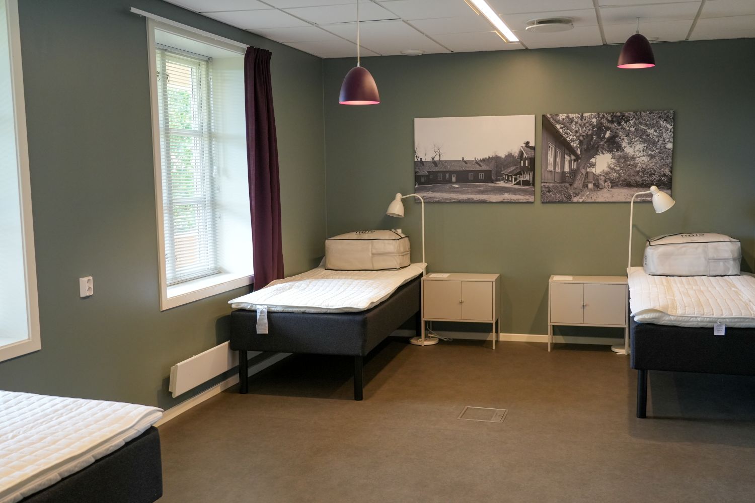 To senger med en lampe og et skap hver
