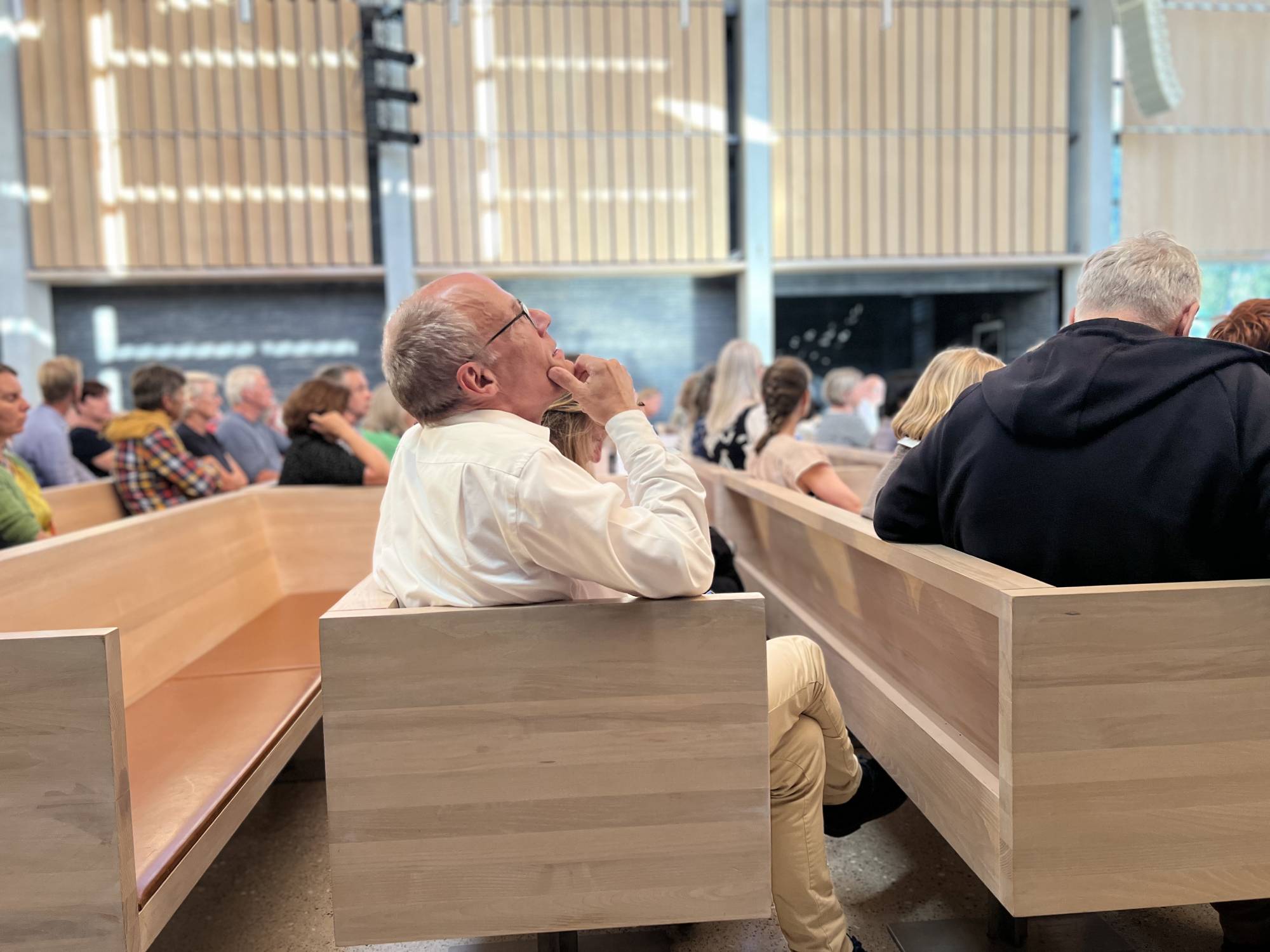 Publikum venter på bøler kirke