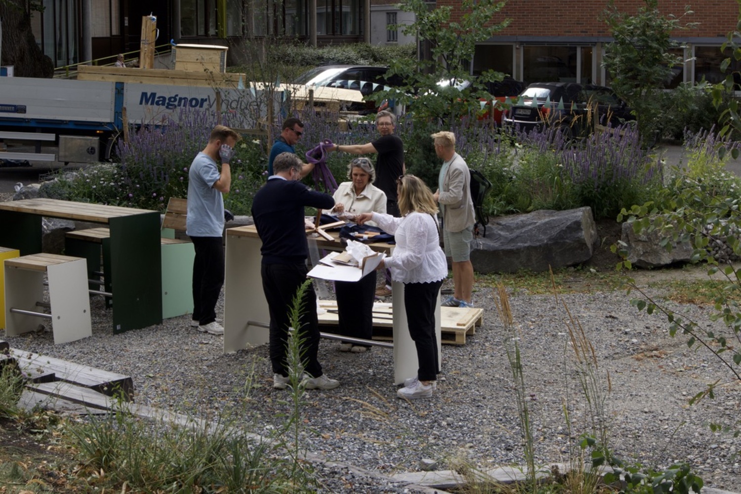 En gruppe mennesker planlegger uteområdet