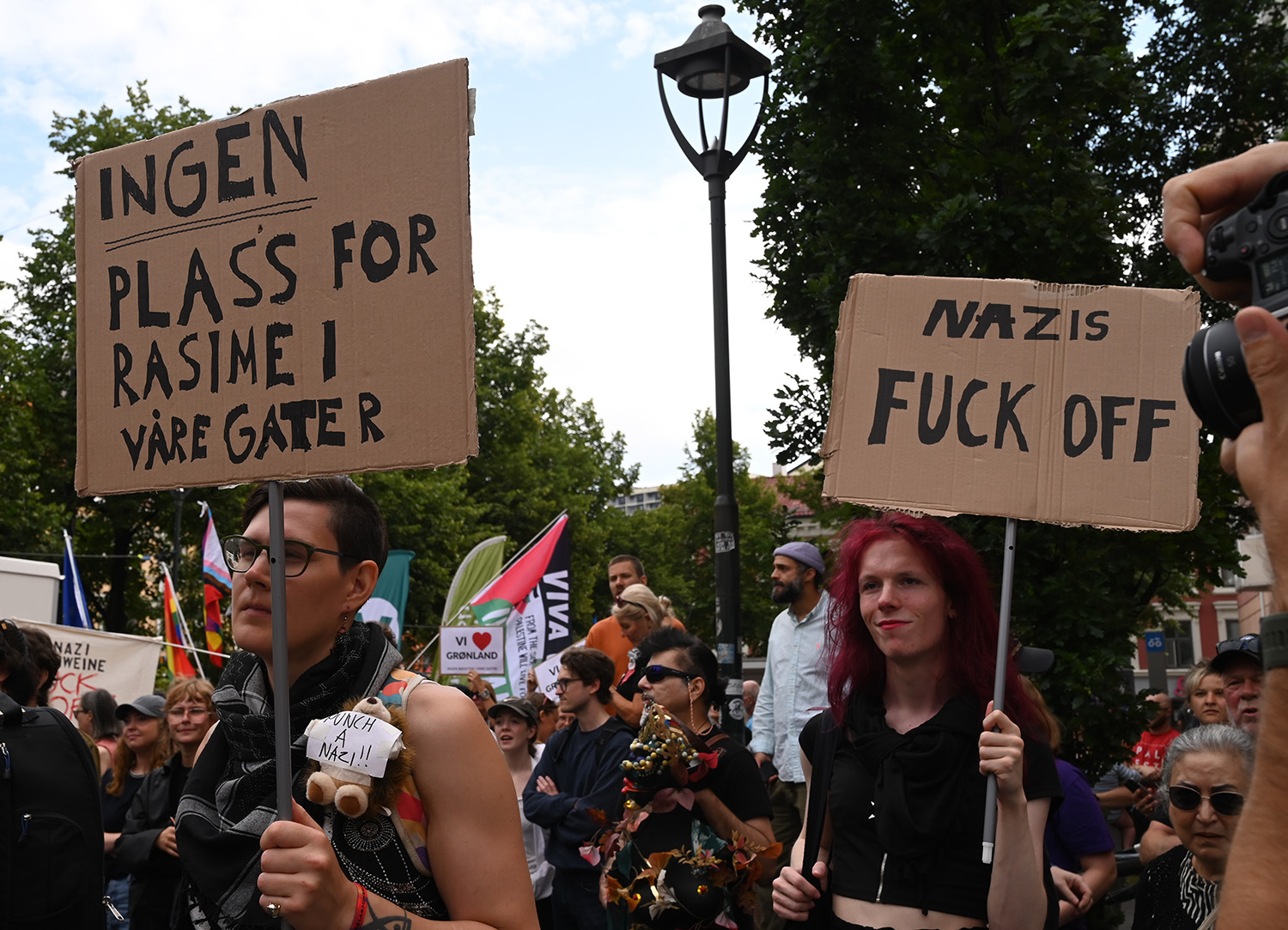 Demonstranter med antifascistiske skilt
