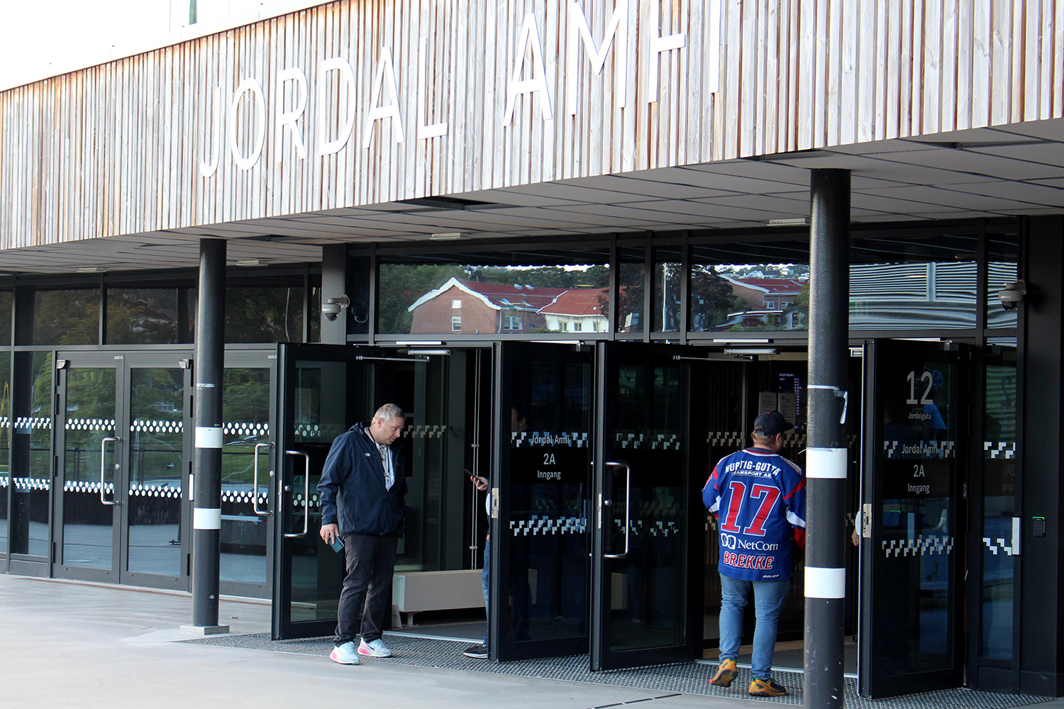 Vålerenga fan på vei inn inngangen på Jordal Amfi.