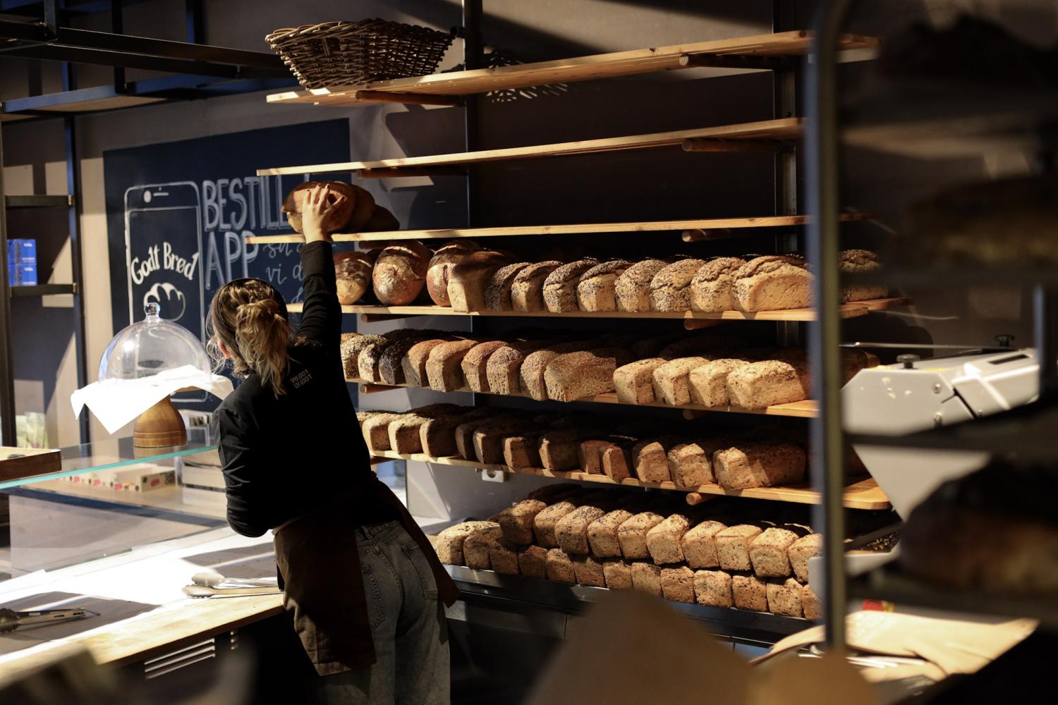 Synne legger ut brød