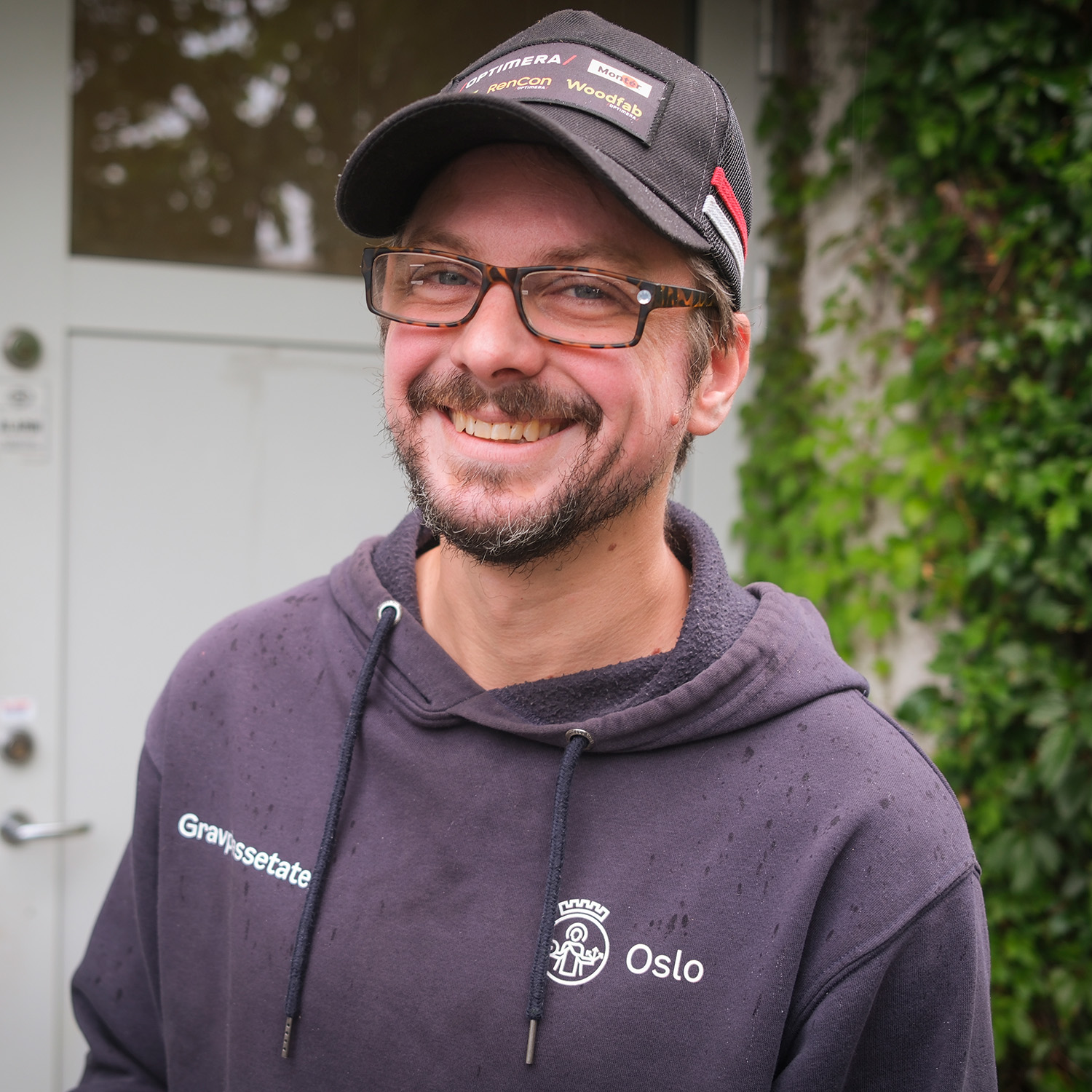 Christian smiler til kamera