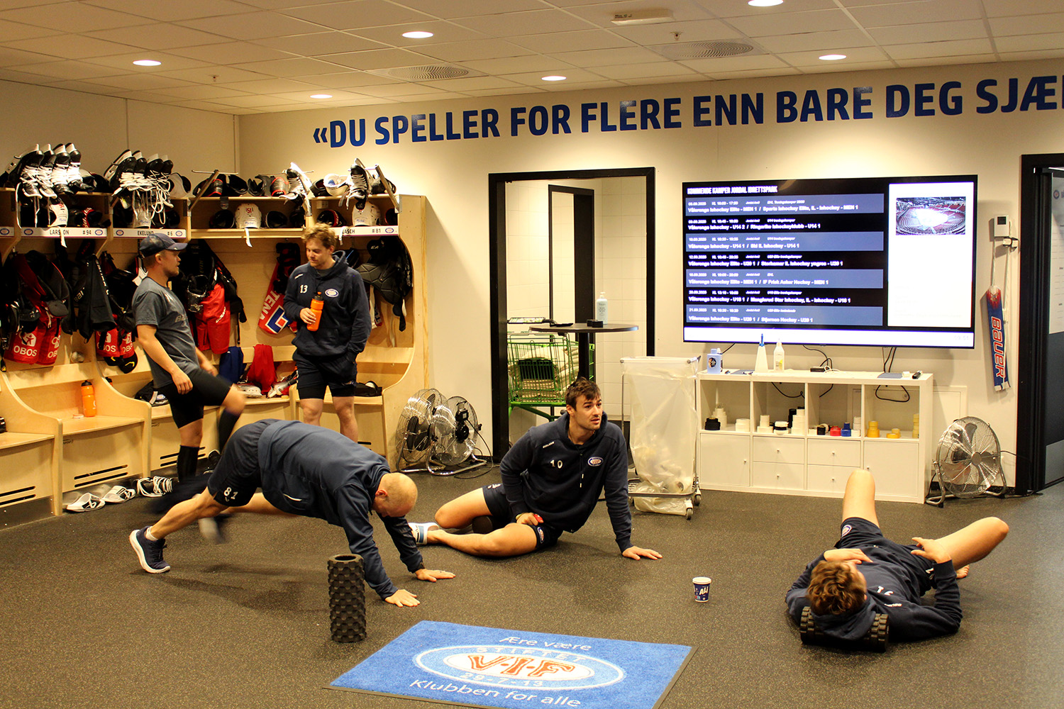 Spillerne trener alternativt i Vålerenga-garderoben dagen etter kamp.