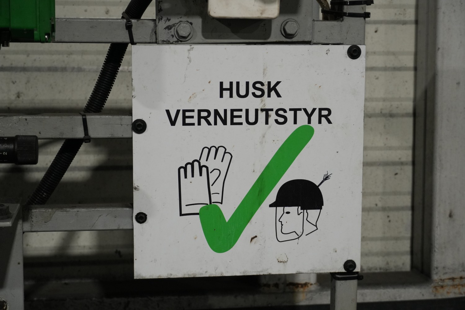 Skilt hvor det står husk verneutstyr