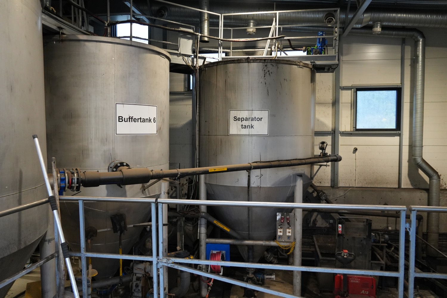 To tanker der den ene er buffertank og den andre er separator