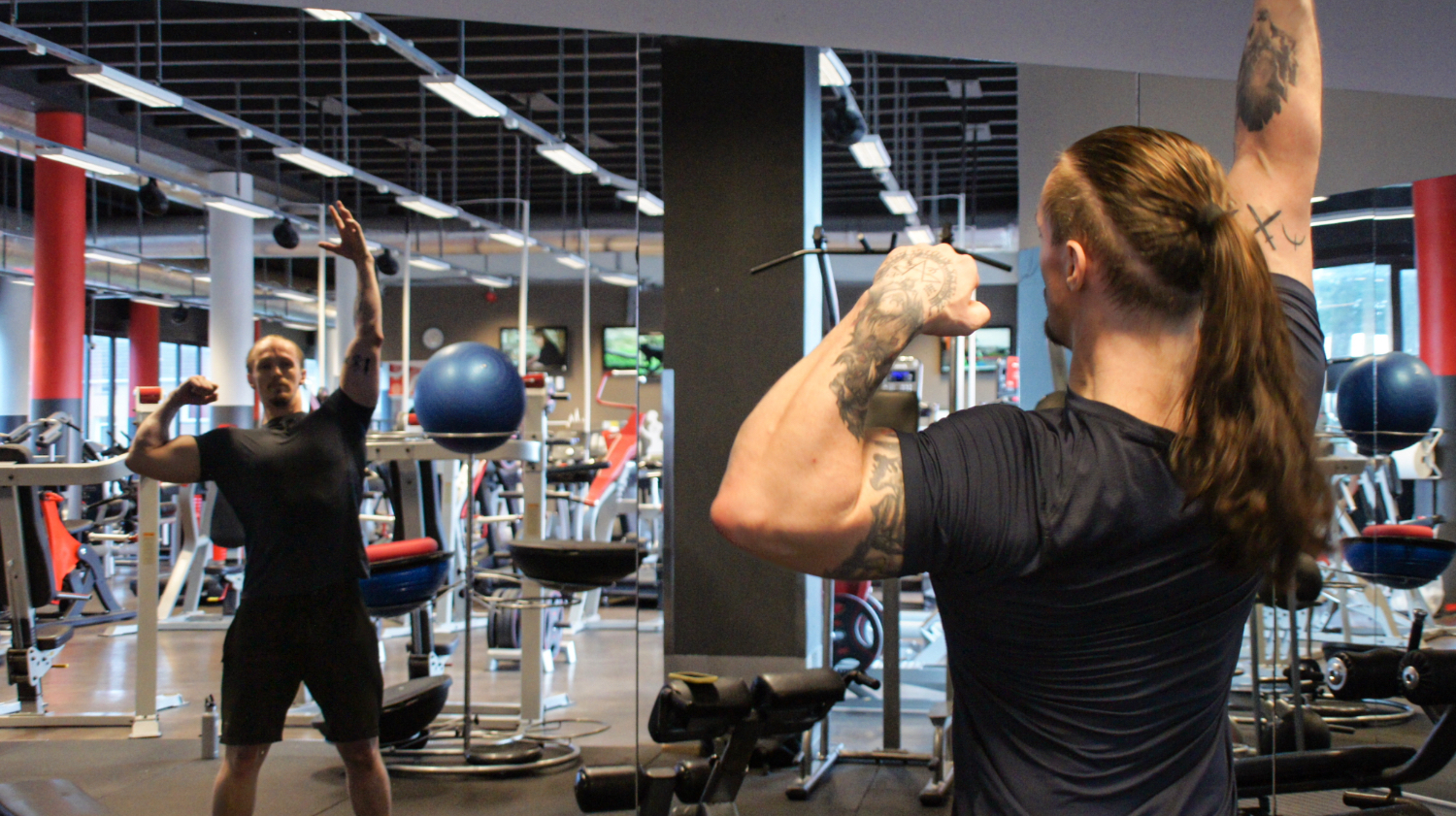 Atlas poserer på trening