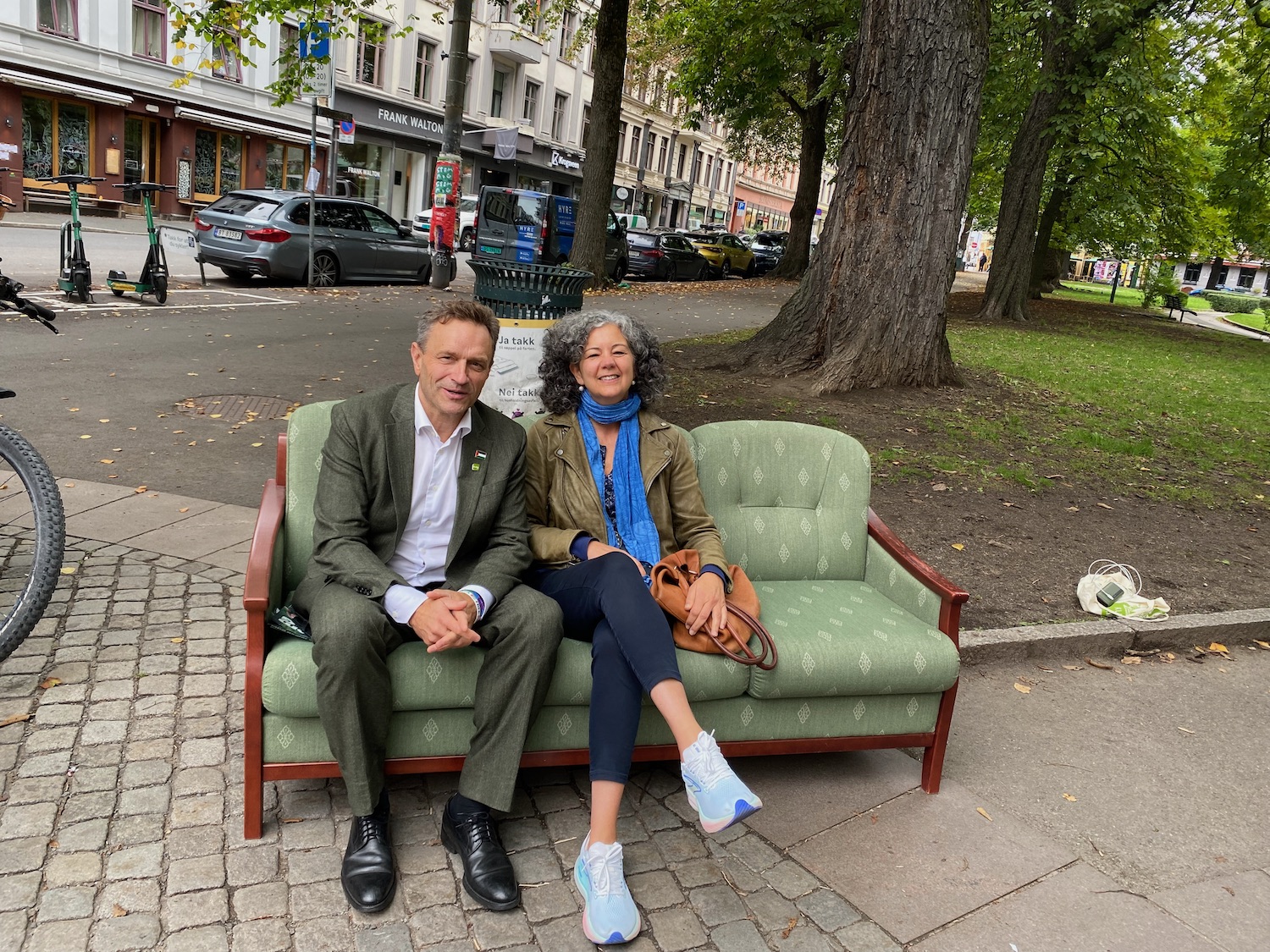 Her sitter Arild Hermstad på en benk på Olaf Ryes plass