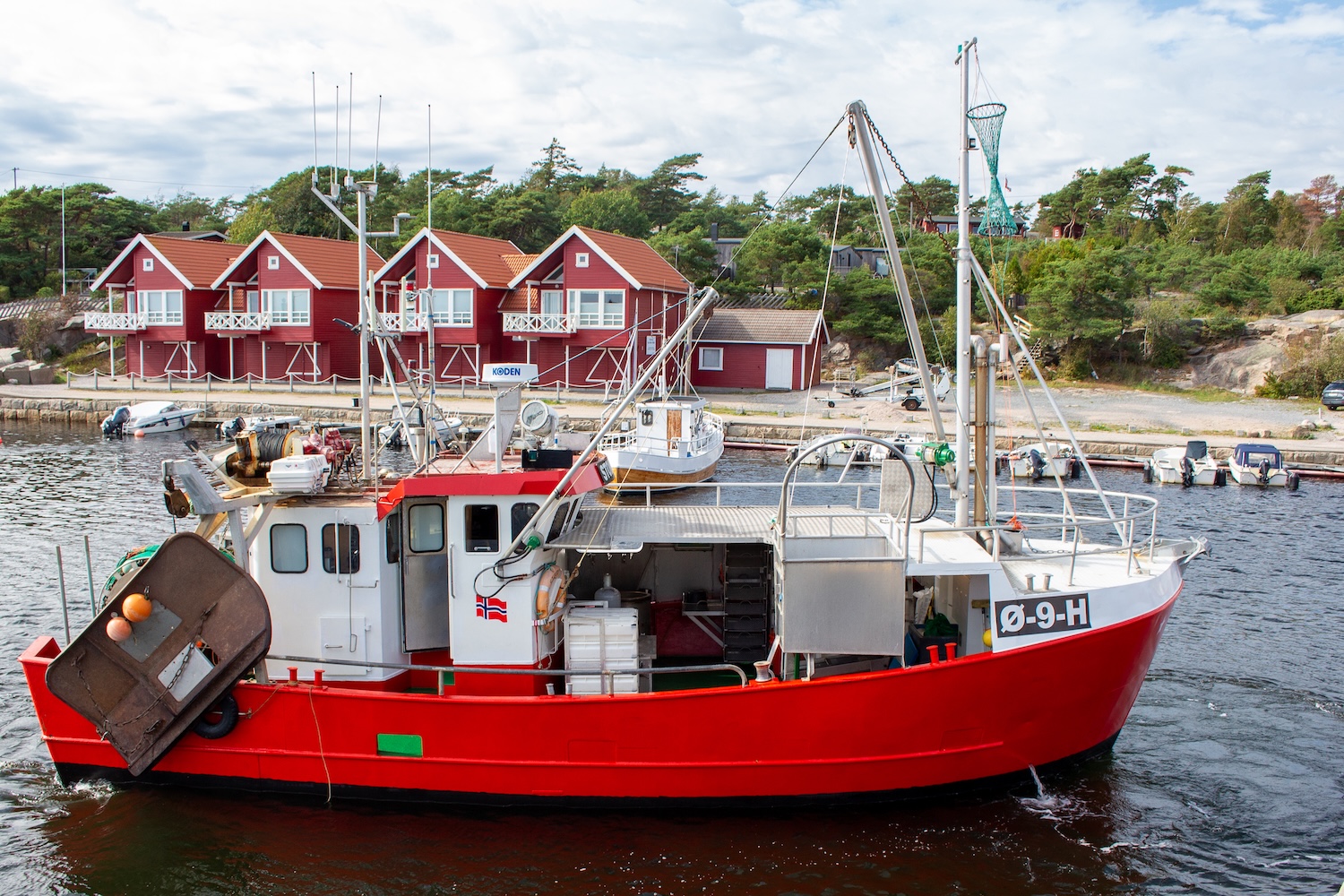 Sjarken "Stokkøy" legger til kai.