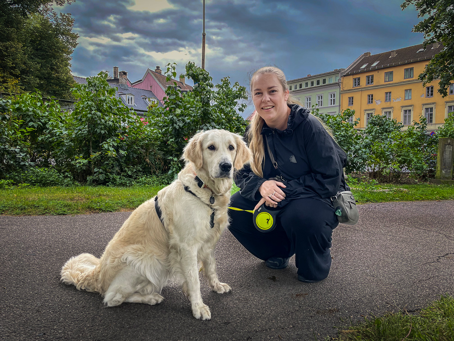 Hunden Juni og eieren Julianne