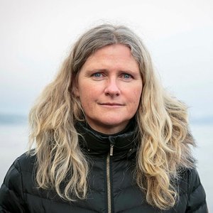 Mette Skern-Mauritzen i Havforskningsinstituttet med hav i bakgrunnen