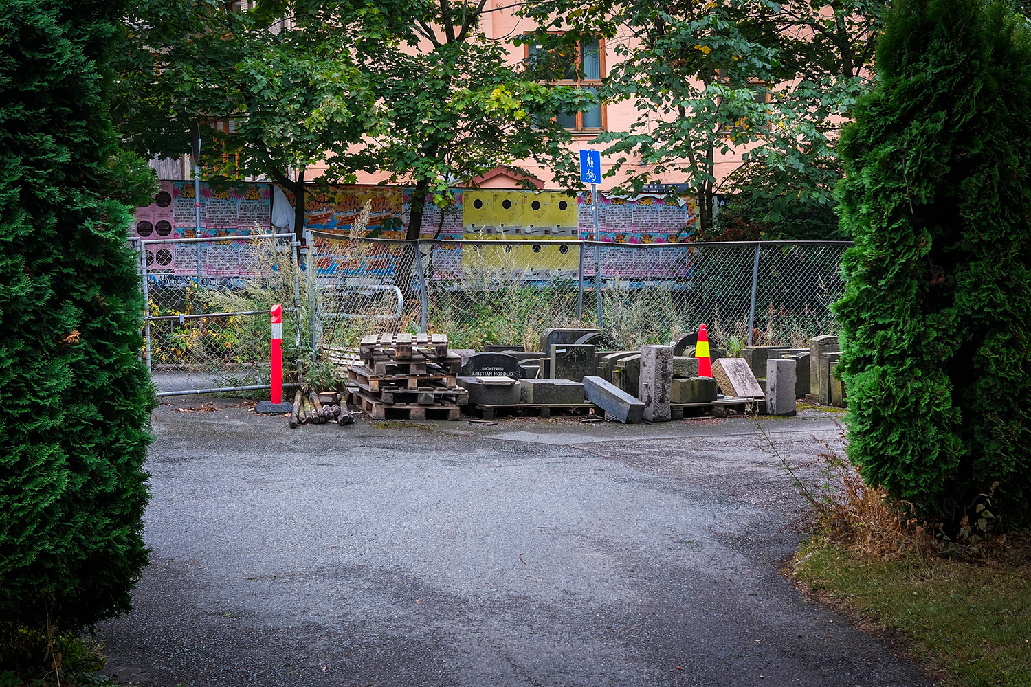 Graver ligger henslengt