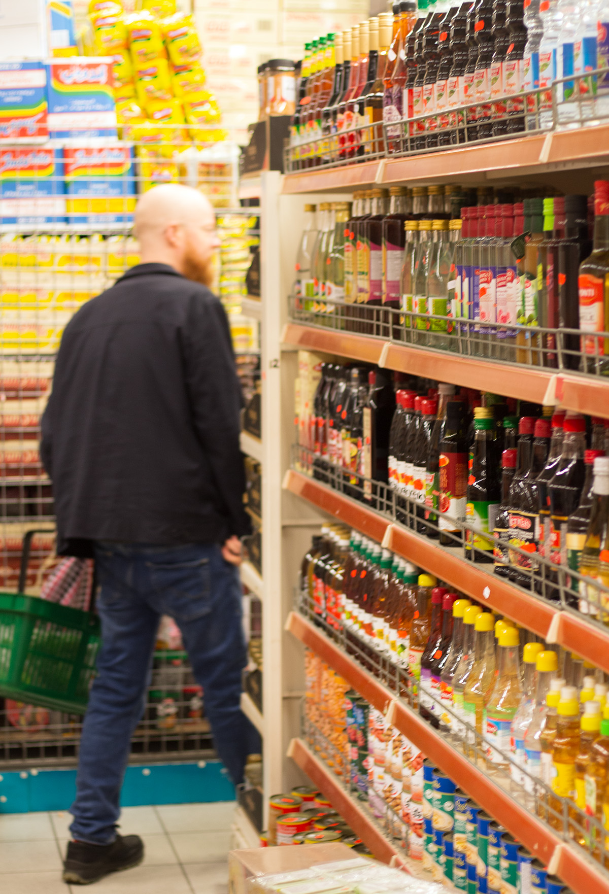 Mikkjels handlekurv består av matvarer fra alle verdens hjørner. 