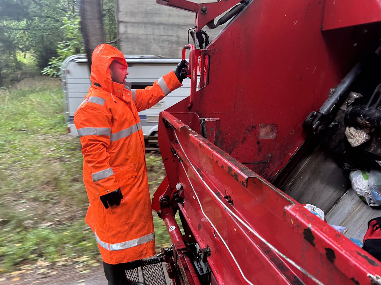 Rolf står bakpå søppelbilen
