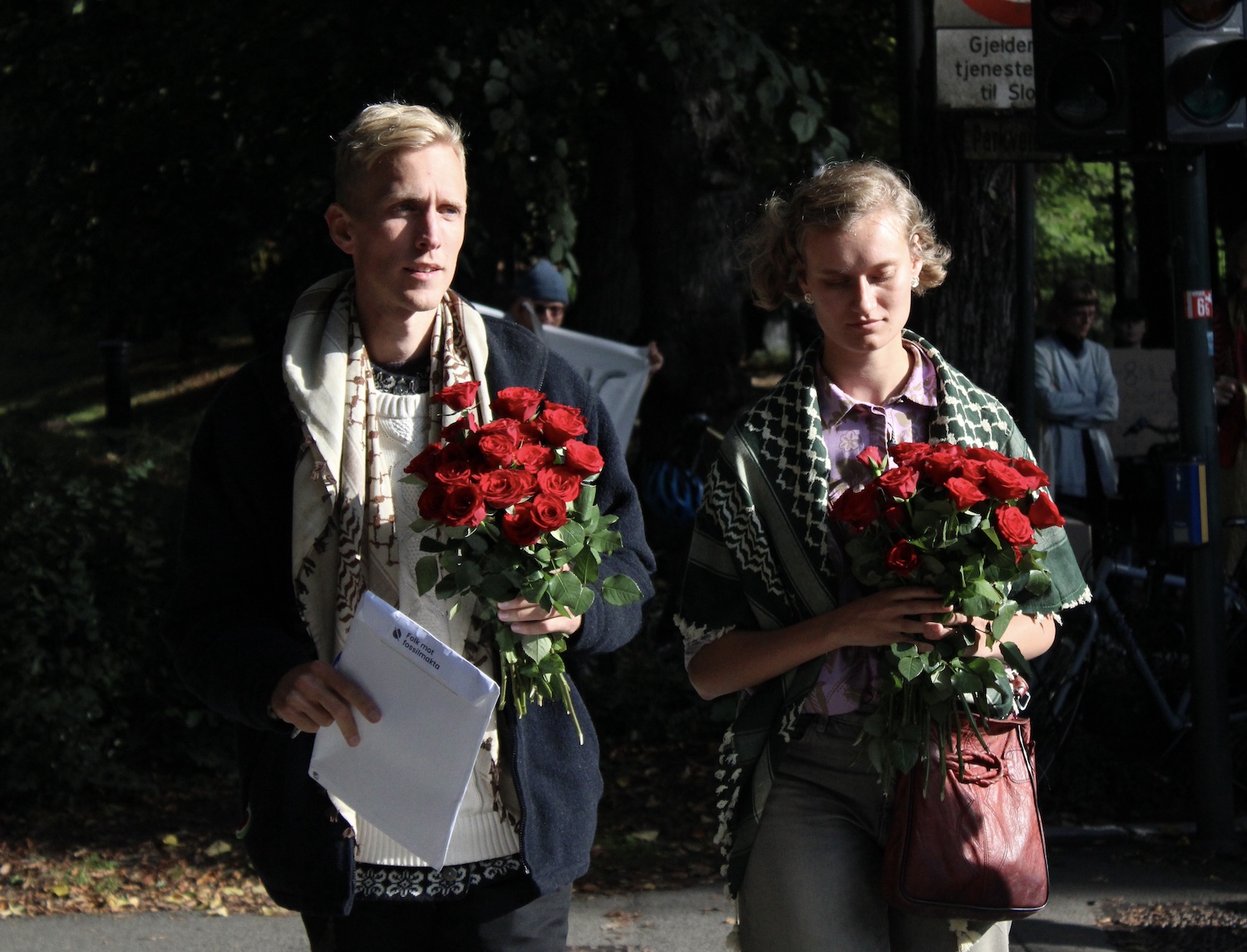 Vebjørn og Cornelia går med signaturer og roser til Statsministeren