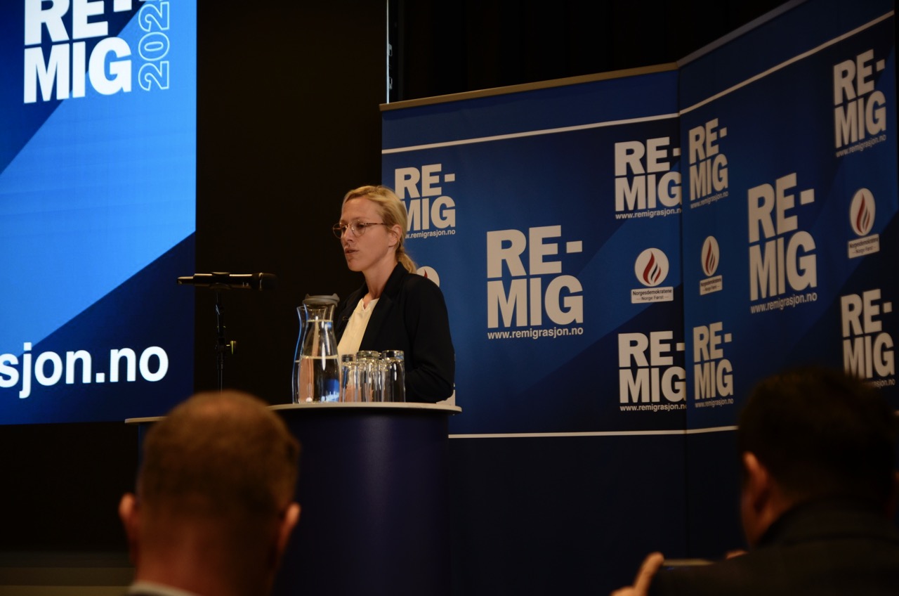 Lena Kotré står ved talerstolen og snakker for forsamlingen.