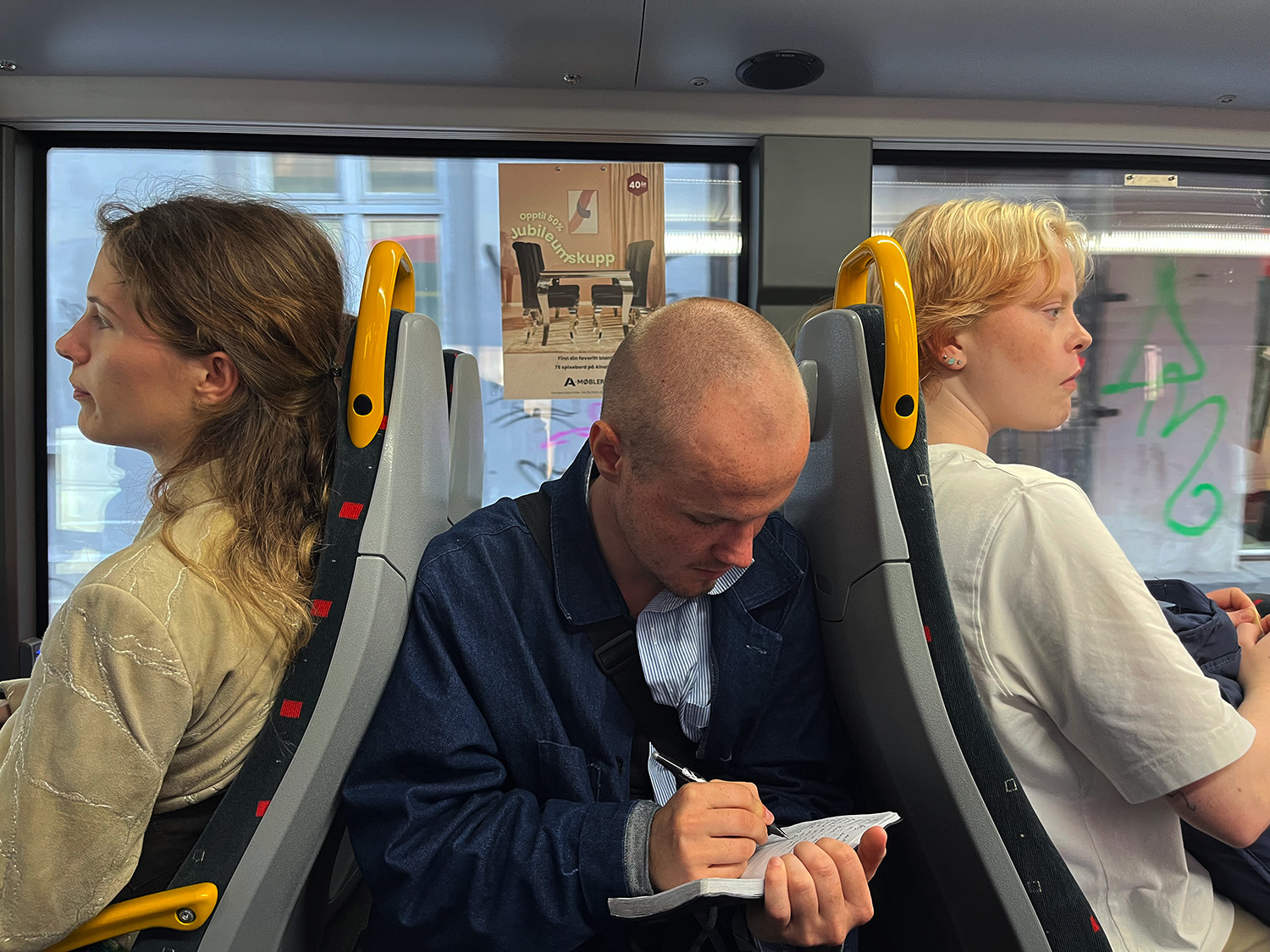 jobber på bussen