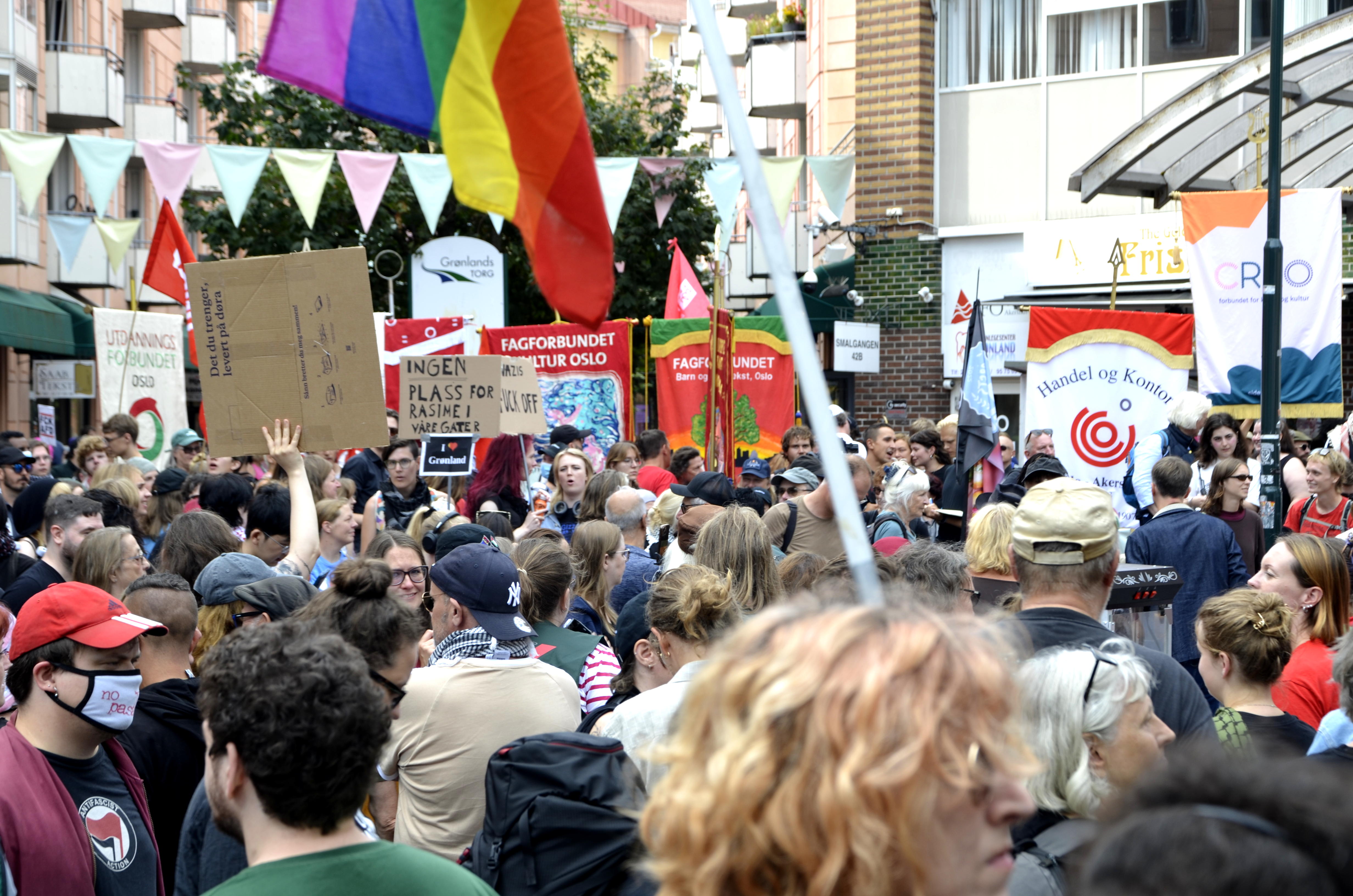 Demonstrasjon med mange demonstranter og skilt