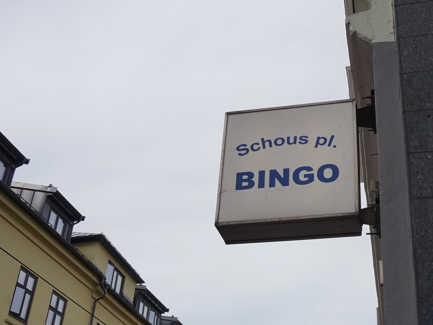 Schous plass bingo logo på skilt