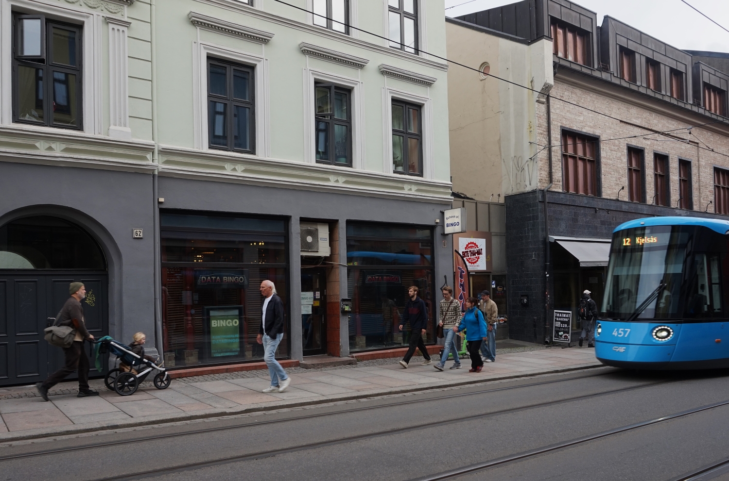 Mennesker og trikk i Thorvald Meyers gate