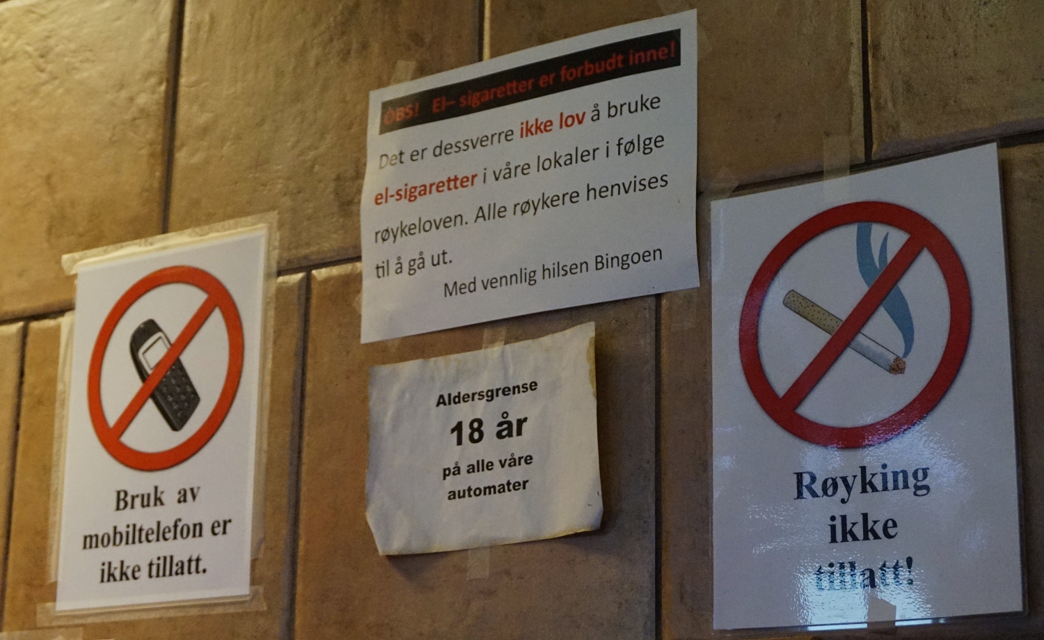 Plakater inne på bingohallen
