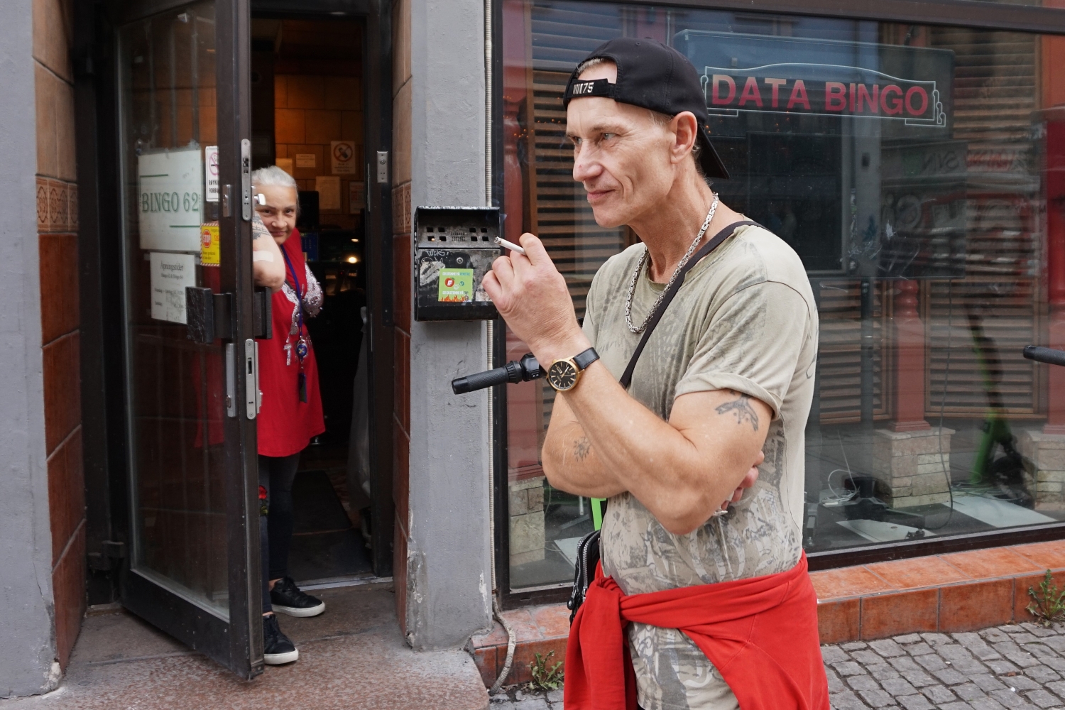 En dame og en mann står foran bingohallen på Schous plass