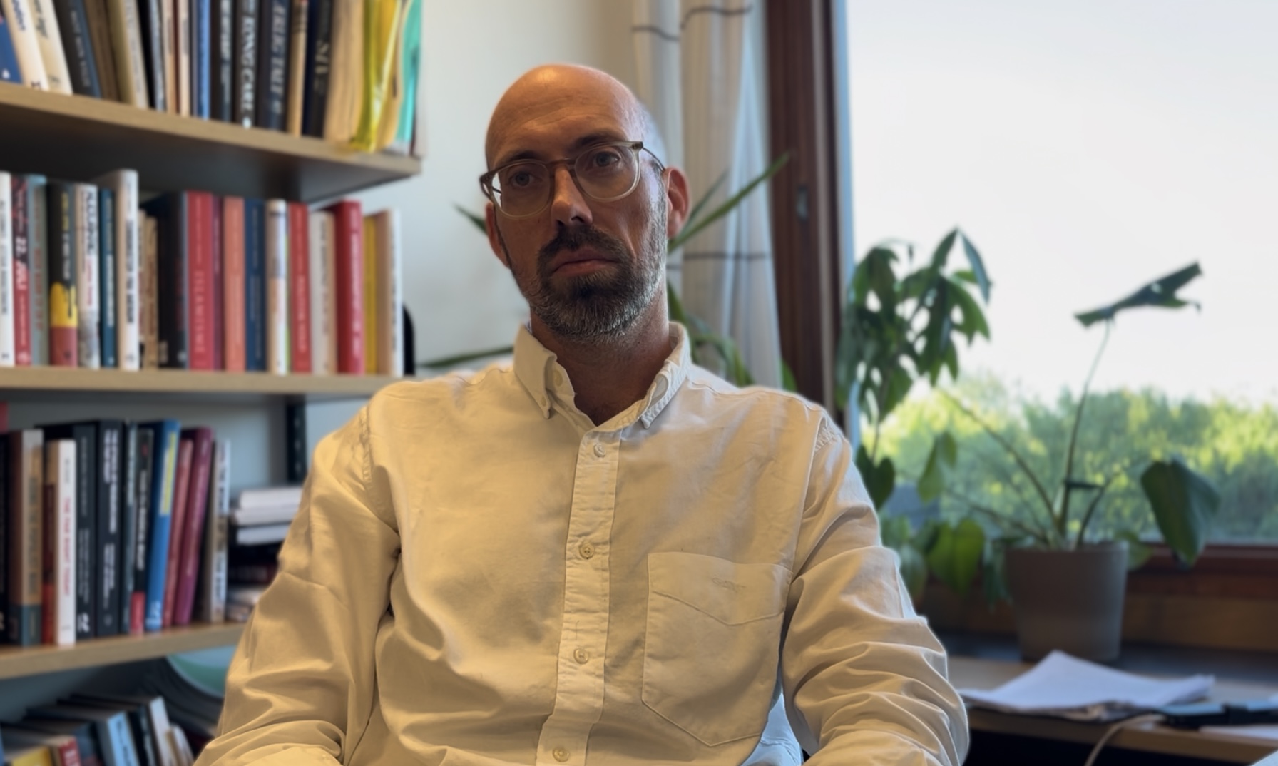 forsker på kontor