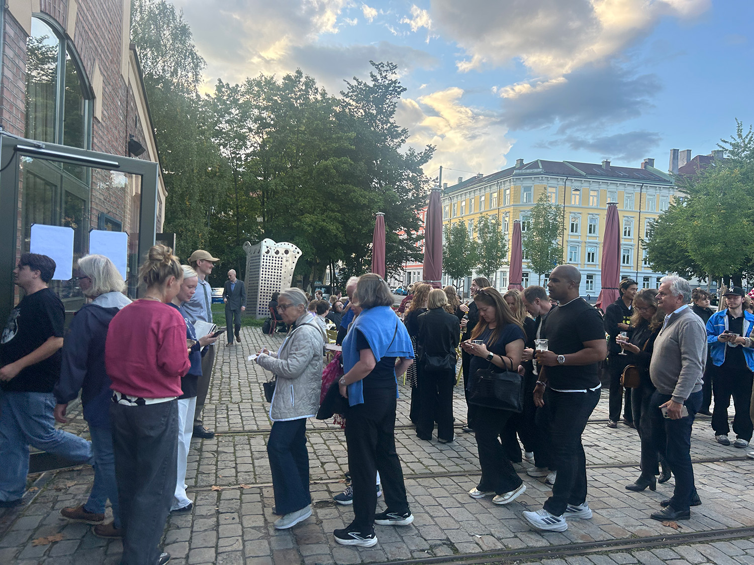 folk venter i kø