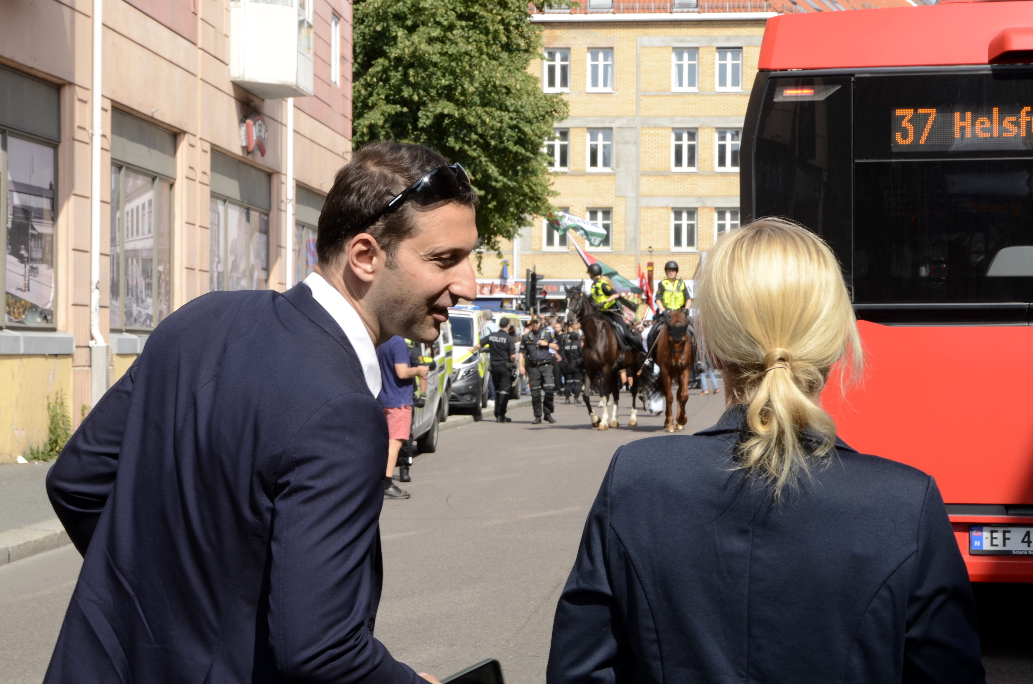 Lena Kotré ser på politihester og demonstranter