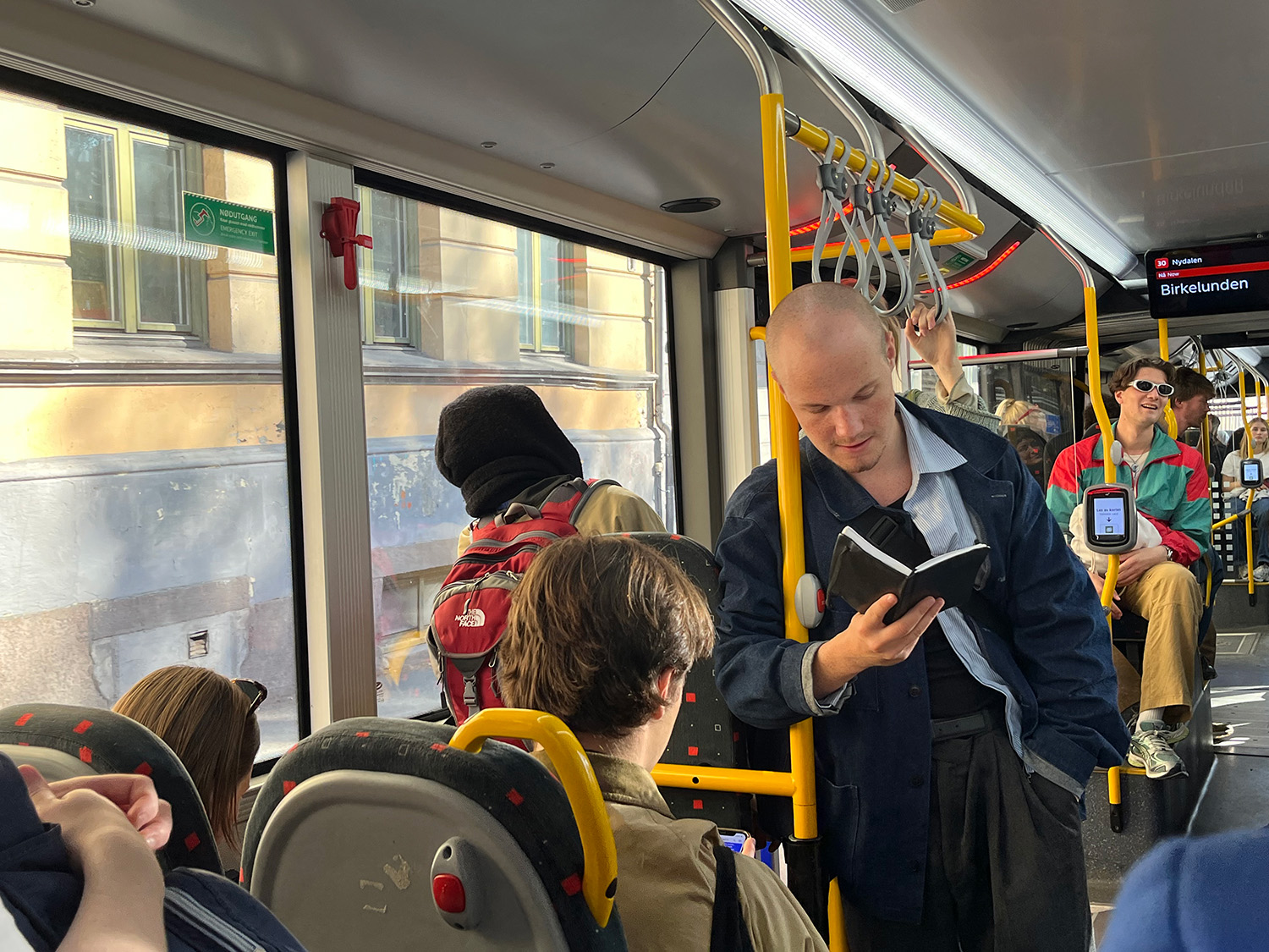 leser på bussen
