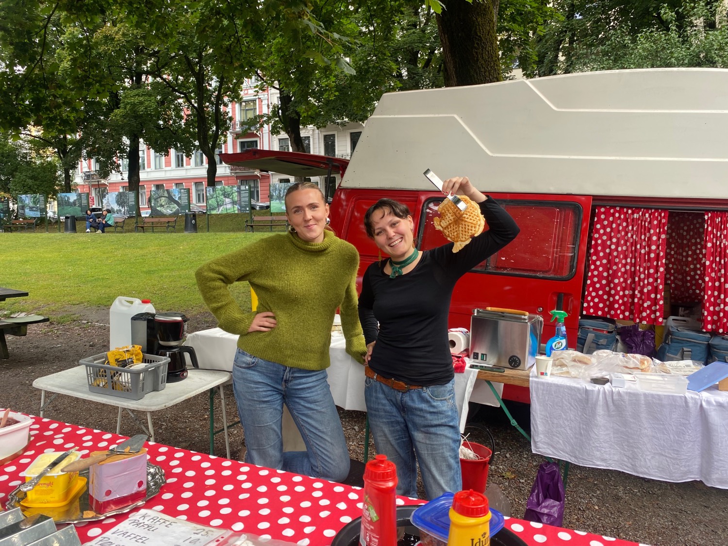 To jenter selger vaffel i kiosken