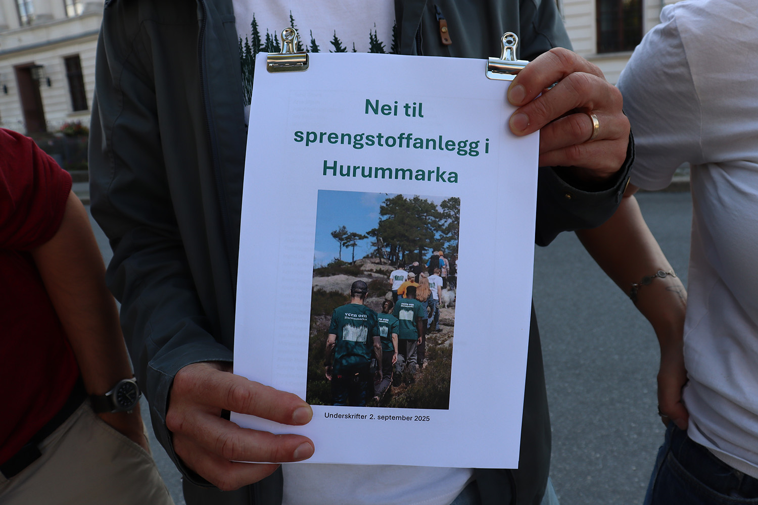 underkriftskampanje som mann holder i hendene. det er nei til sprengstoffanlegg i hurummarka