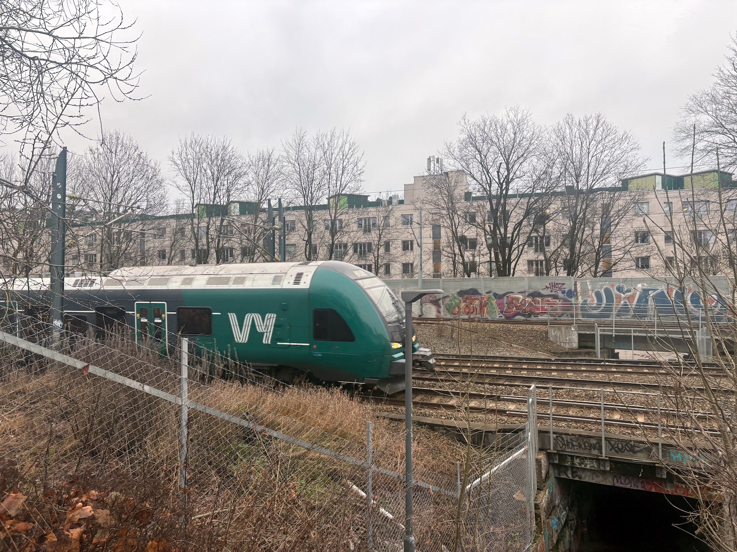 Vy tog som kjører forbi