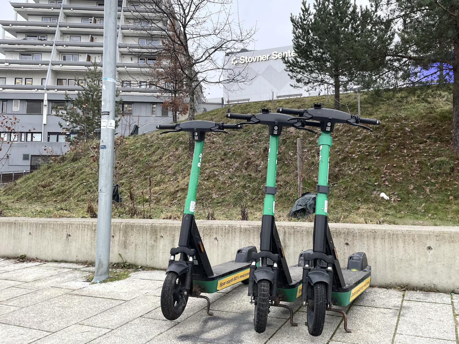 Elsparkesykler står parkert forran Stovner Senter