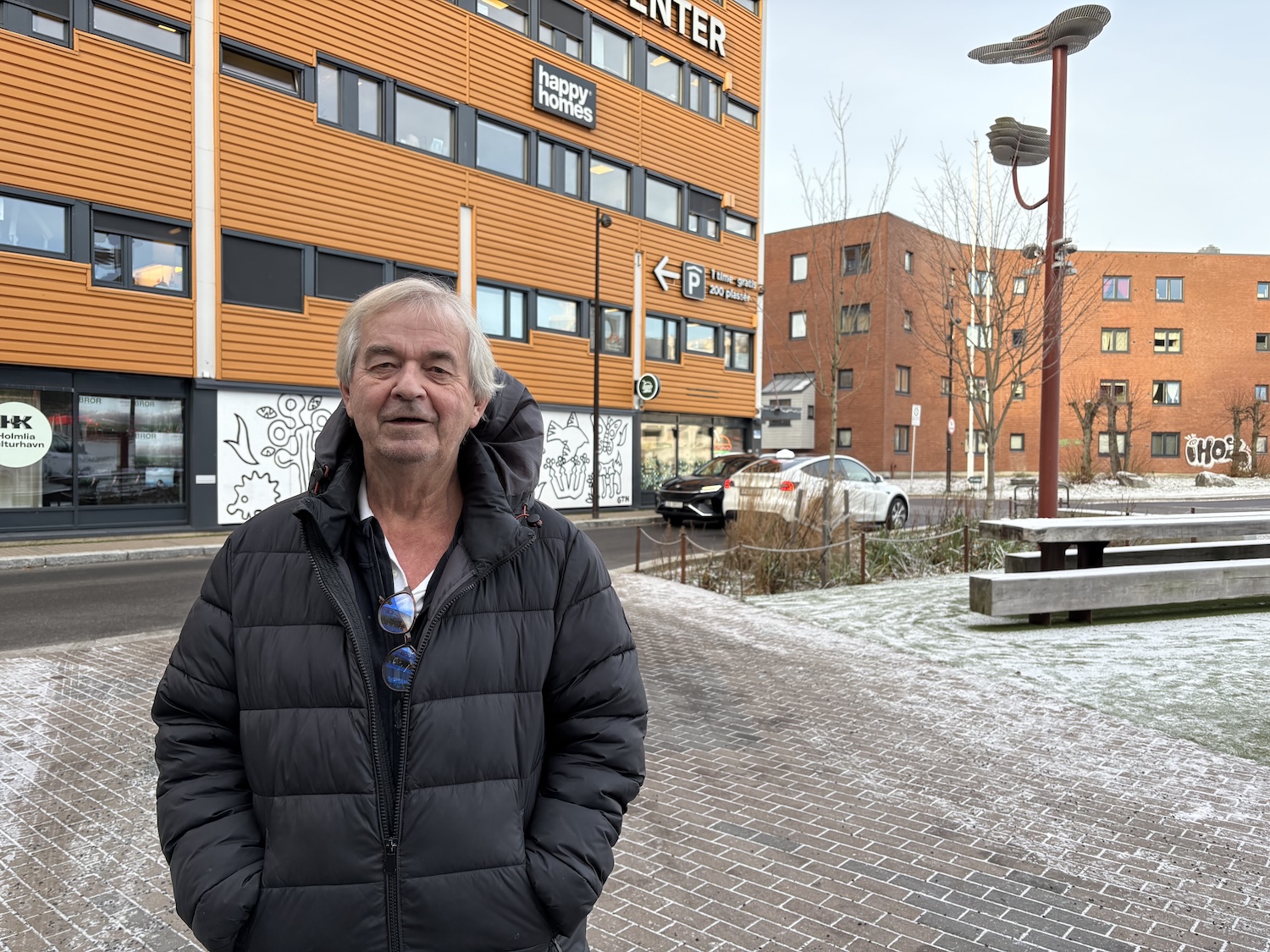 Ove B utenfor gamle Holmlia senter