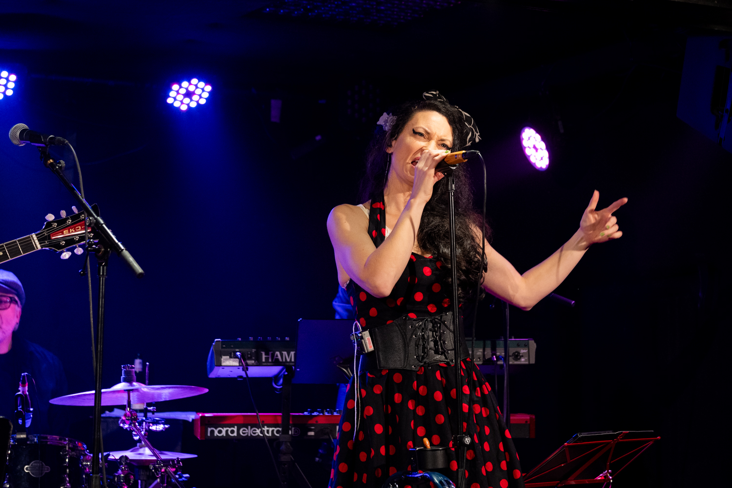 Hilde Bjerkeskaug på scenen.